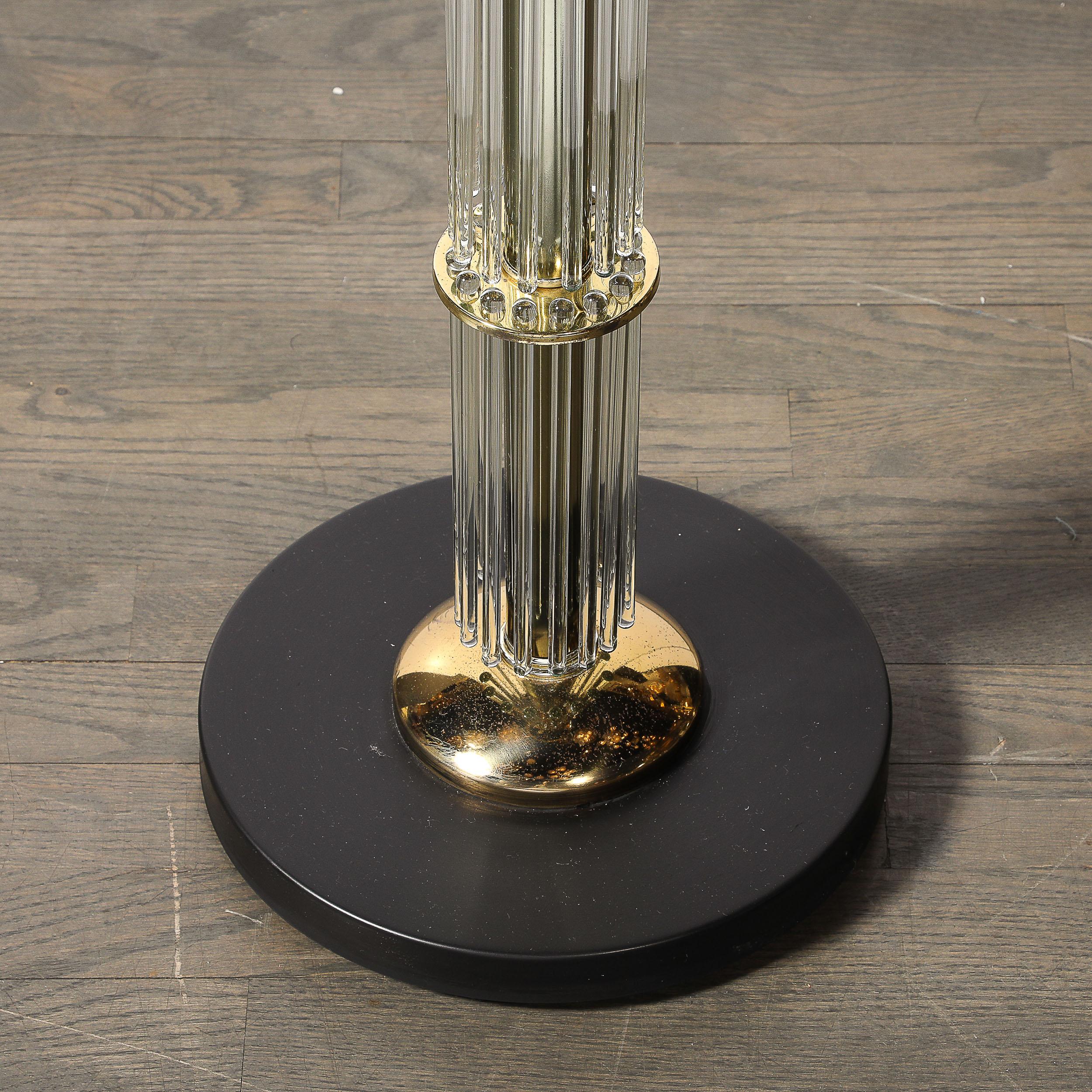 Ottone Lampada da terra Mid-Century in ottone lucido con dettagli in vetro di Lightolier in vendita