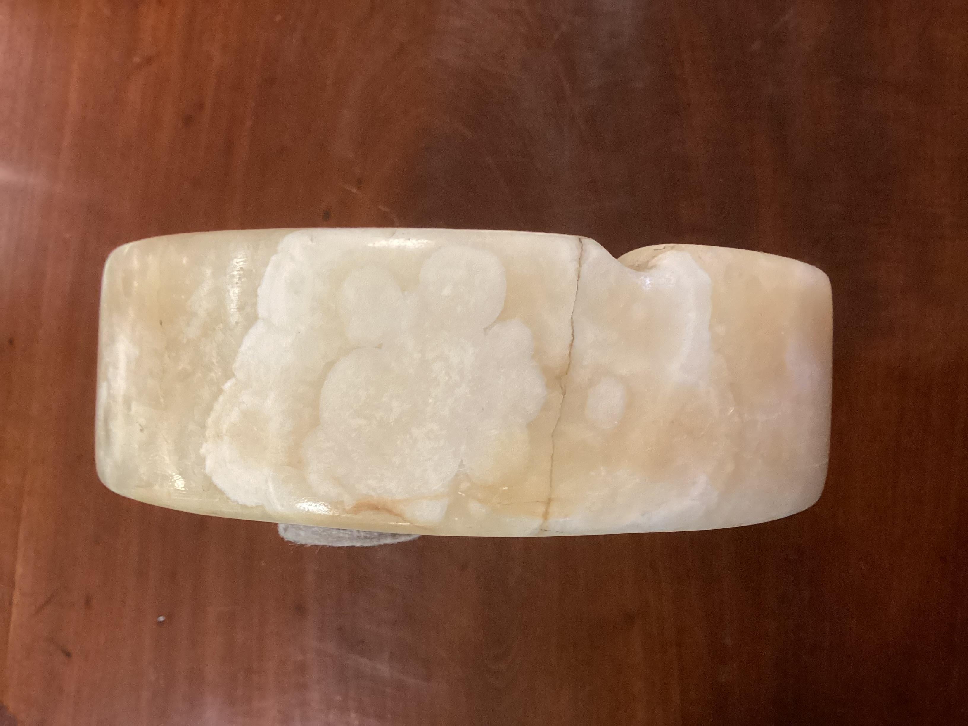Cendrier vintage en onyx poli, probablement italien. Avec une forme moderne élémentaire fine, un bon poids et des couleurs allant du beige clair à la crème en passant par le céladon. 

Dimensions : 6