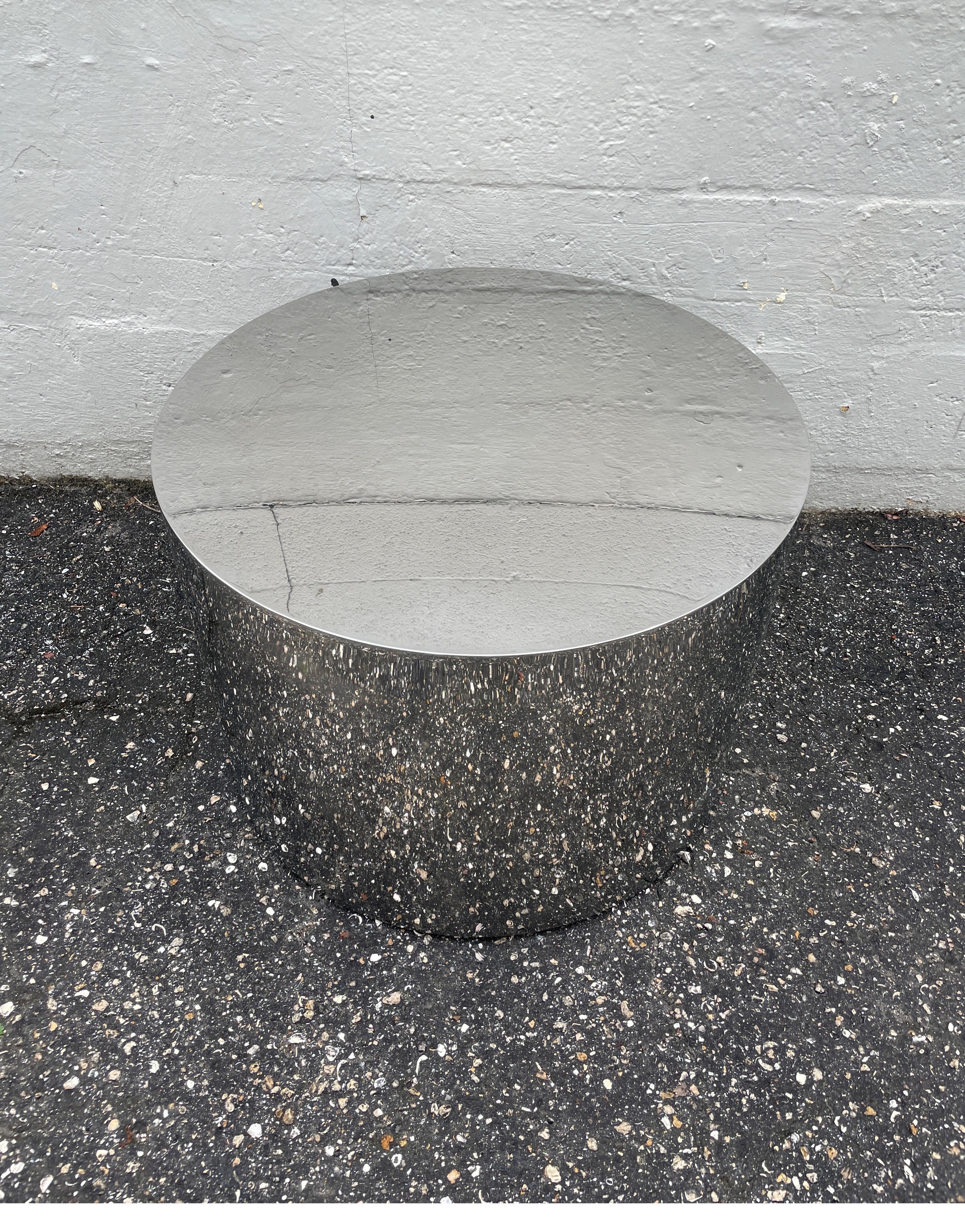 This classical minimalist midcentury polished stainless steel drum table will make a great coffee/drinks table. It is in beautiful condition. Attributed to famed designer, Milo Baughman.