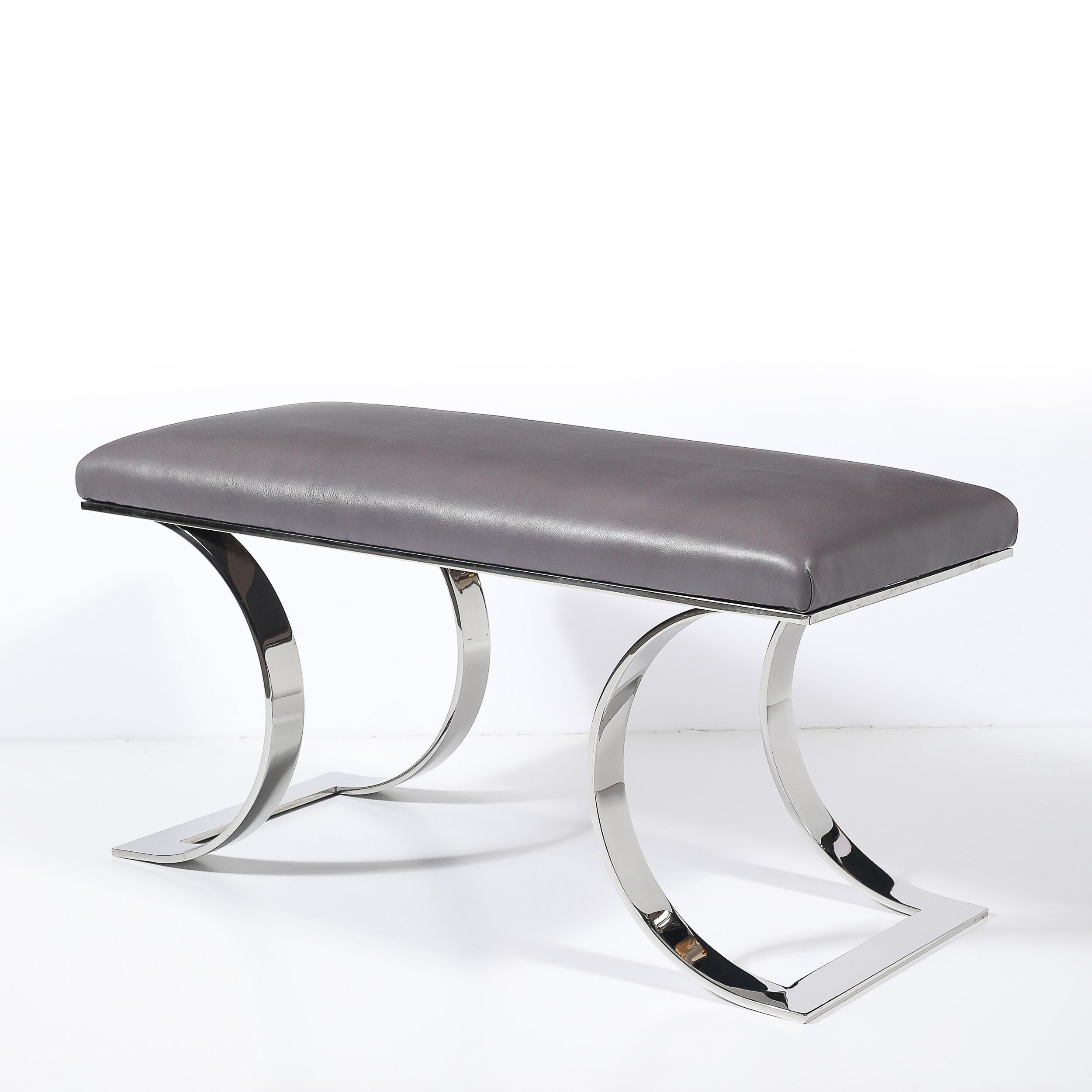 Ce banc sophistiqué de style moderniste du milieu du siècle, signé par le célèbre designer Karl Springer, combine harmonieusement des matériaux luxueux et des principes de conception novateurs. Fabriquée vers 1970, cette pièce illustre la capacité