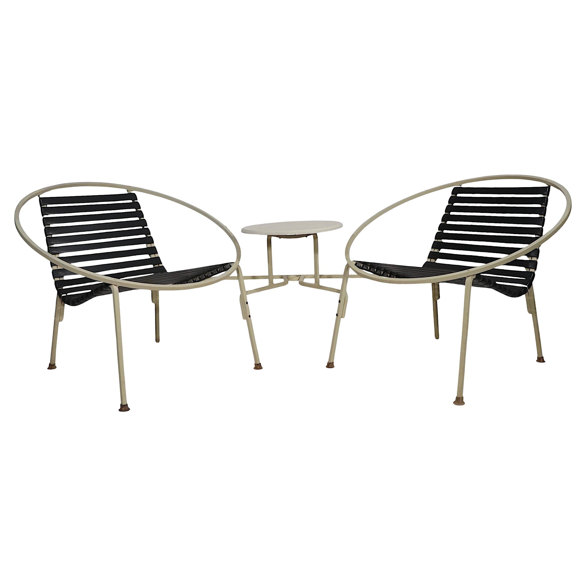 Rare  Banc tête-à-tête du milieu du siècle, composé de deux chaises circulaires et d'une petite table montée entre les chaises. Le tete a tete est construit en métal équarri, avec un revêtement en plastique et une table à plateau en fibre de verre.