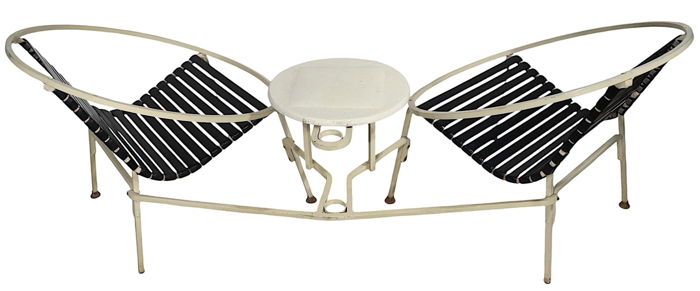 20ième siècle Tête-à-tête de jardin de piscine Mid Century Patio Att. to Woodard c. 1950/70's en vente