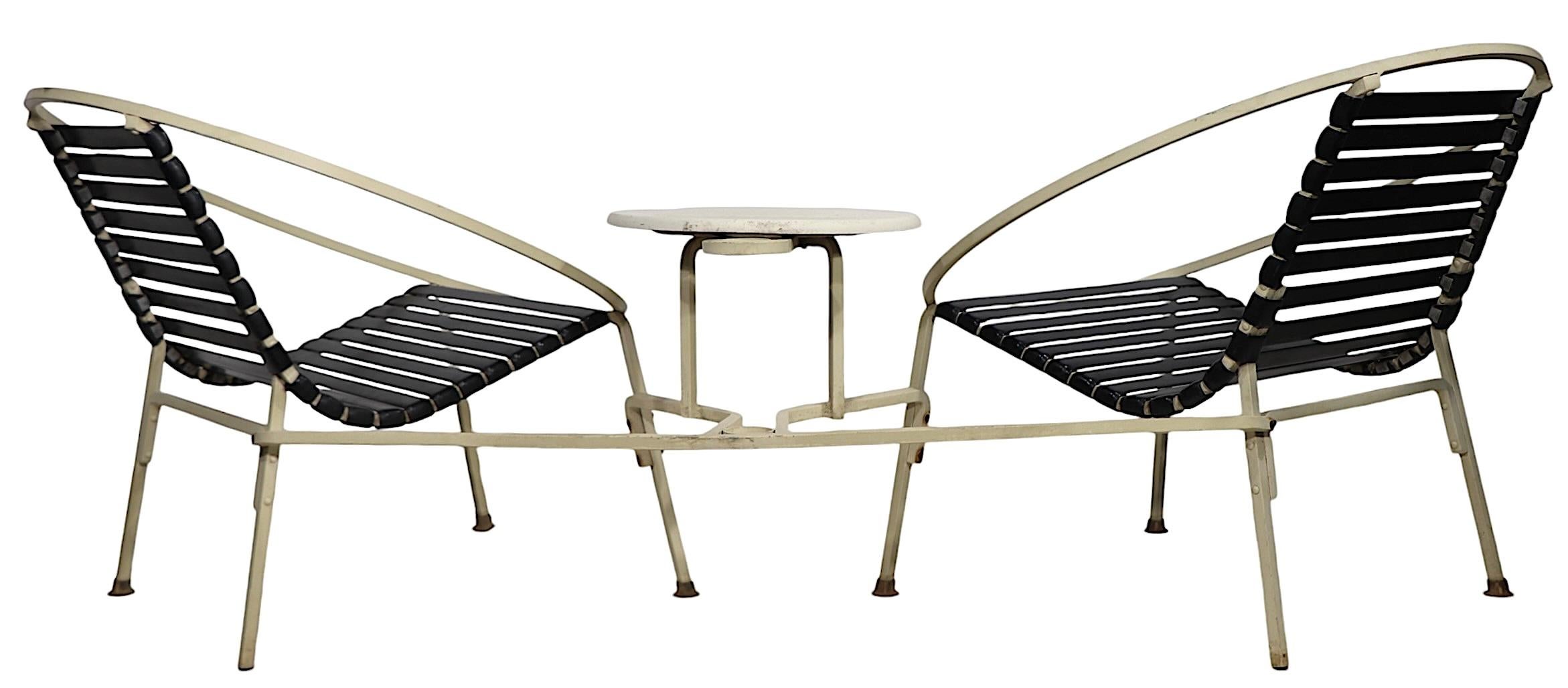 Métal Tête-à-tête de jardin de piscine Mid Century Patio Att. to Woodard c. 1950/70's en vente