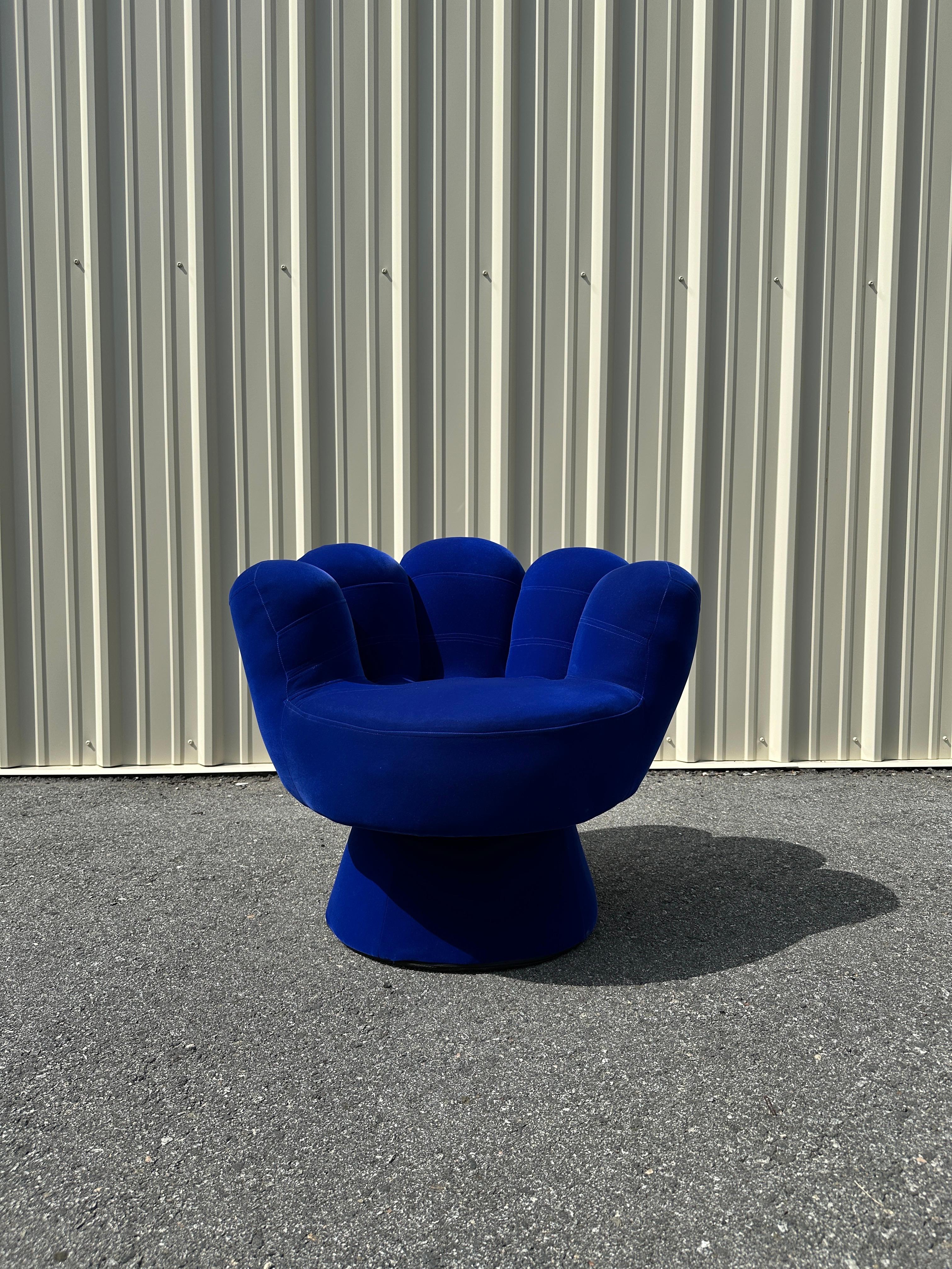 Un'audace rivisitazione del design di metà secolo, questa sedia a mano scultorea imbottita offre una silhouette giocosa in un ricco velluto blu cobalto. Con curve esagerate e una seduta dalle dimensioni generose, è tanto comoda quanto
