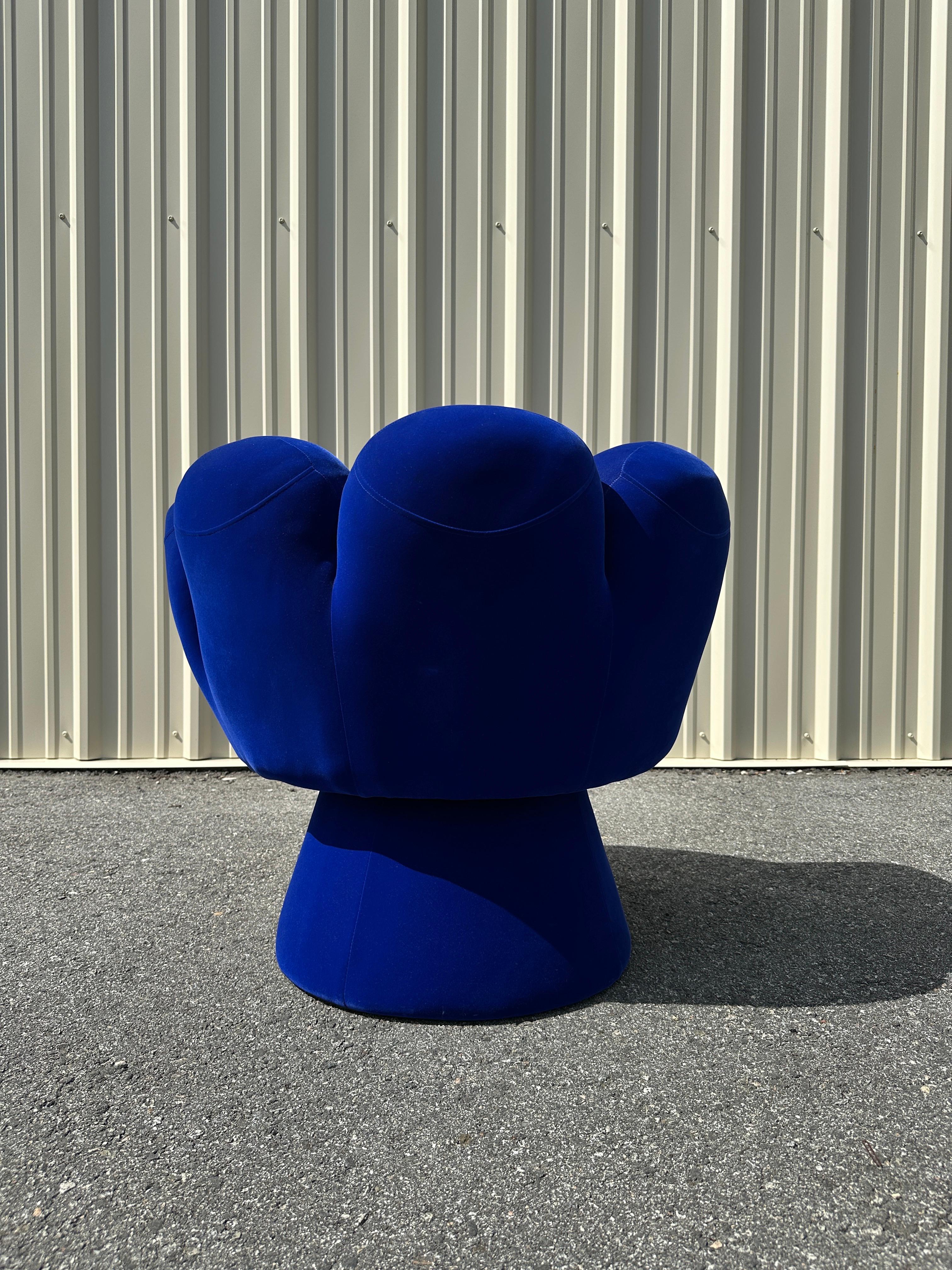 Tappezzeria Sedia a mano blu Pop Art di metà secolo in vendita