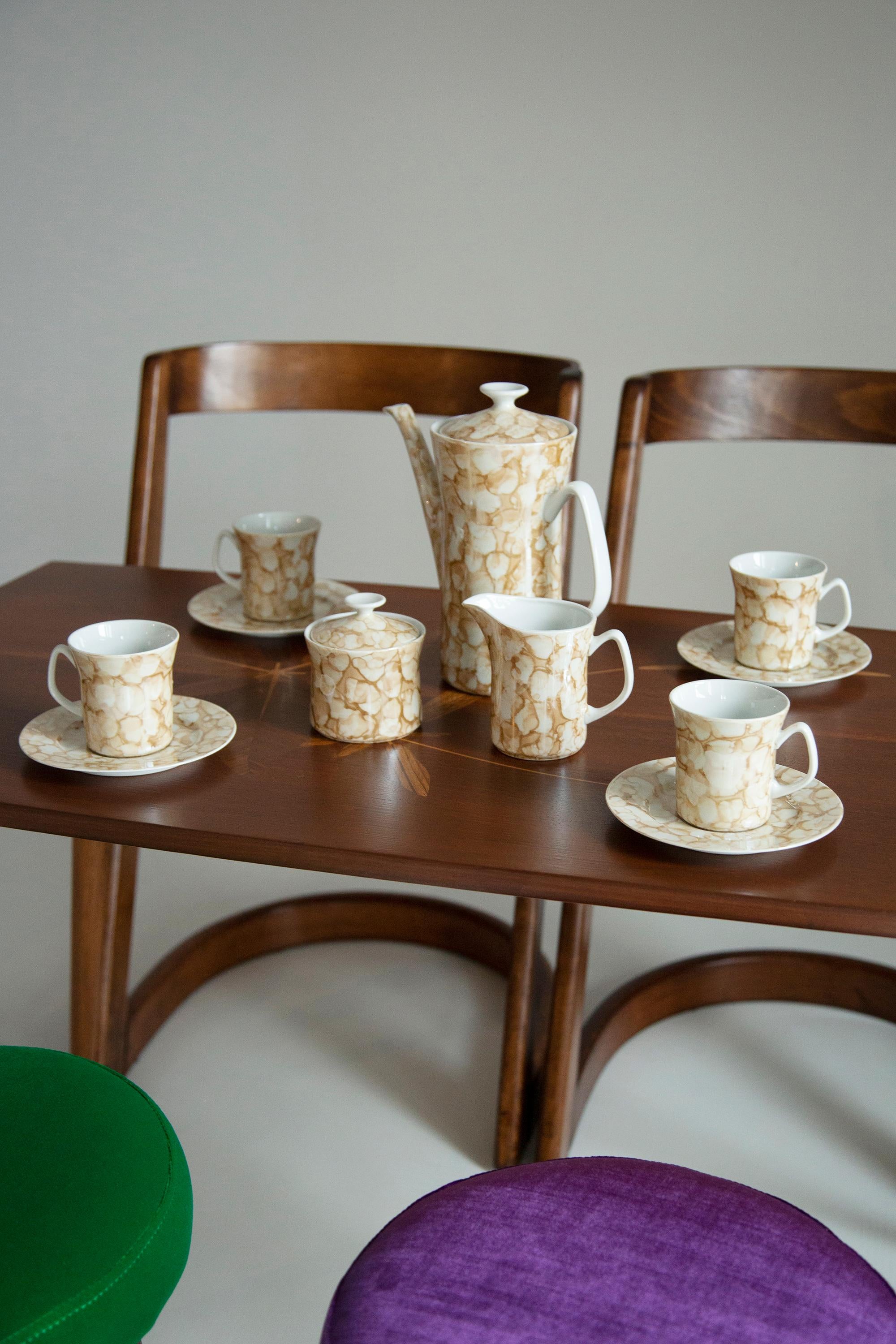 Tee- und Kaffeeservice aus Porzellan aus der Mitte des Jahrhunderts mit Beige-Marmorkrug und -bechern, Polen, 1960 (Polnisch) im Angebot
