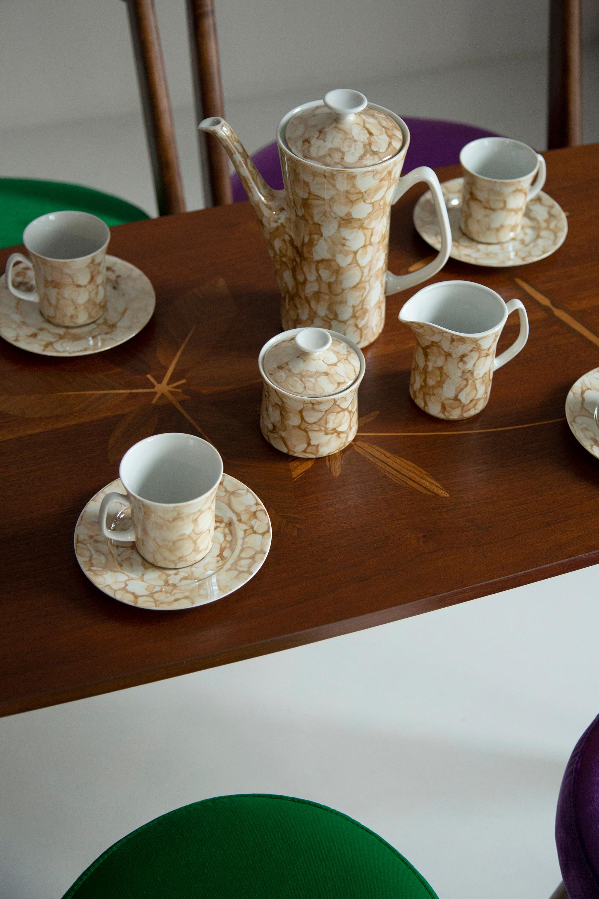 Tee- und Kaffeeservice aus Porzellan aus der Mitte des Jahrhunderts mit Beige-Marmorkrug und -bechern, Polen, 1960 (Handbemalt) im Angebot
