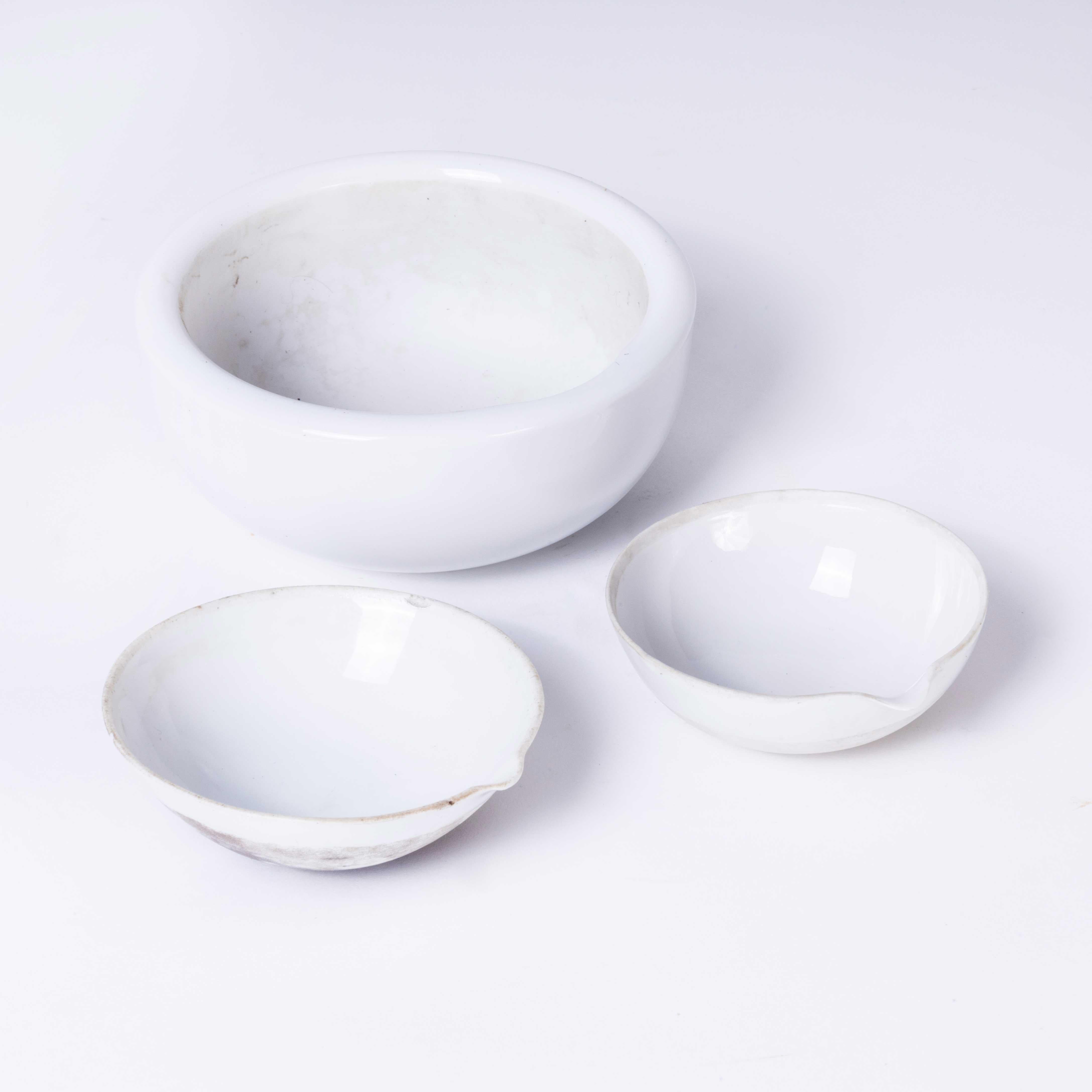 Mid Century Porcelain Crucible Laboratory Bowls - Set Of Three In Excellent Condition For Sale In Hook, Hampshire