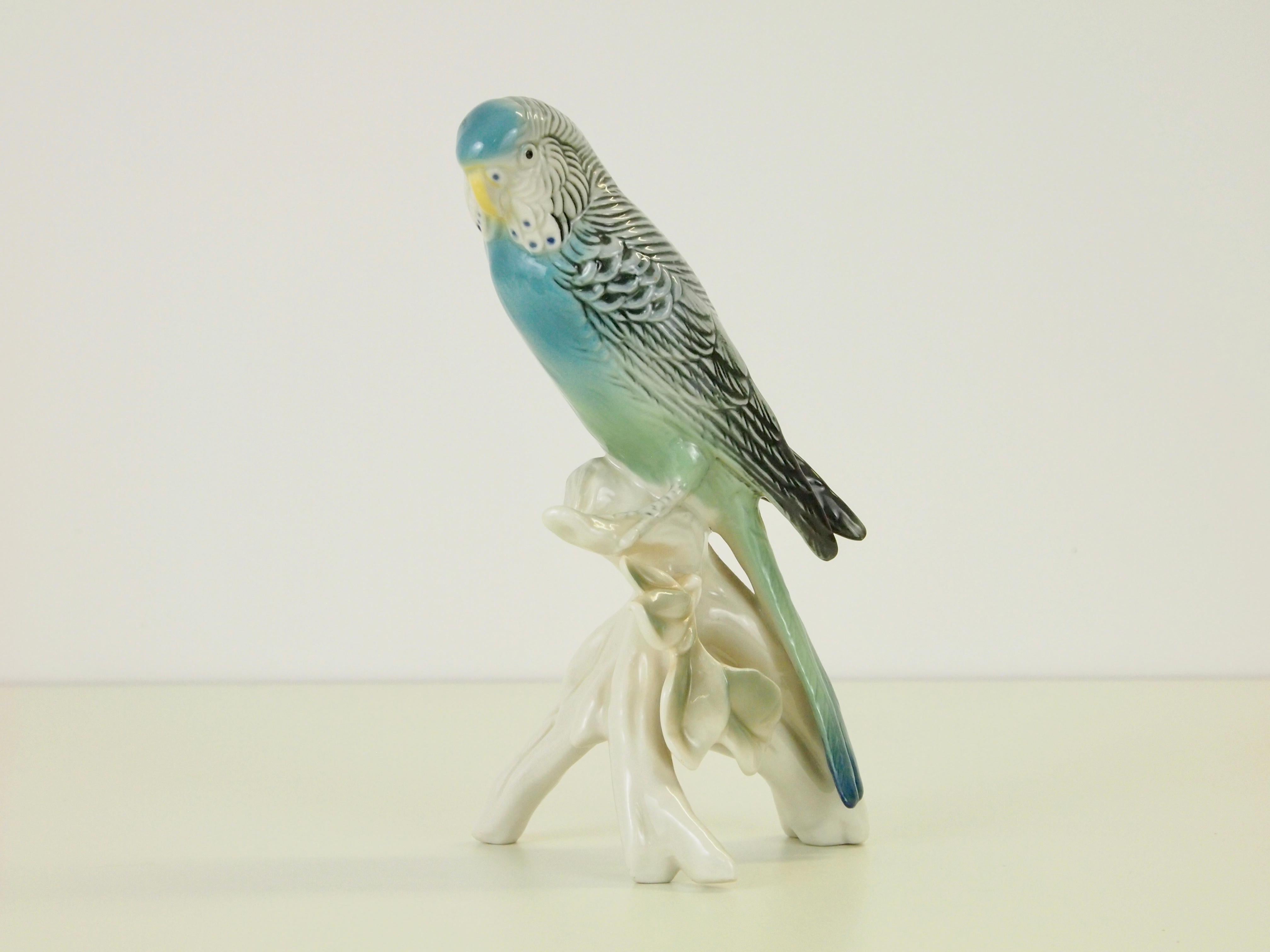 Vintage porcelain figurine depicting a parrot made by Karl Ens Volkstedt.

A lovely piece of high quality porcelain. Hand painted full with fine details and beautiful colors.

Condition: In very good vintage condition; free of cracks, chips or