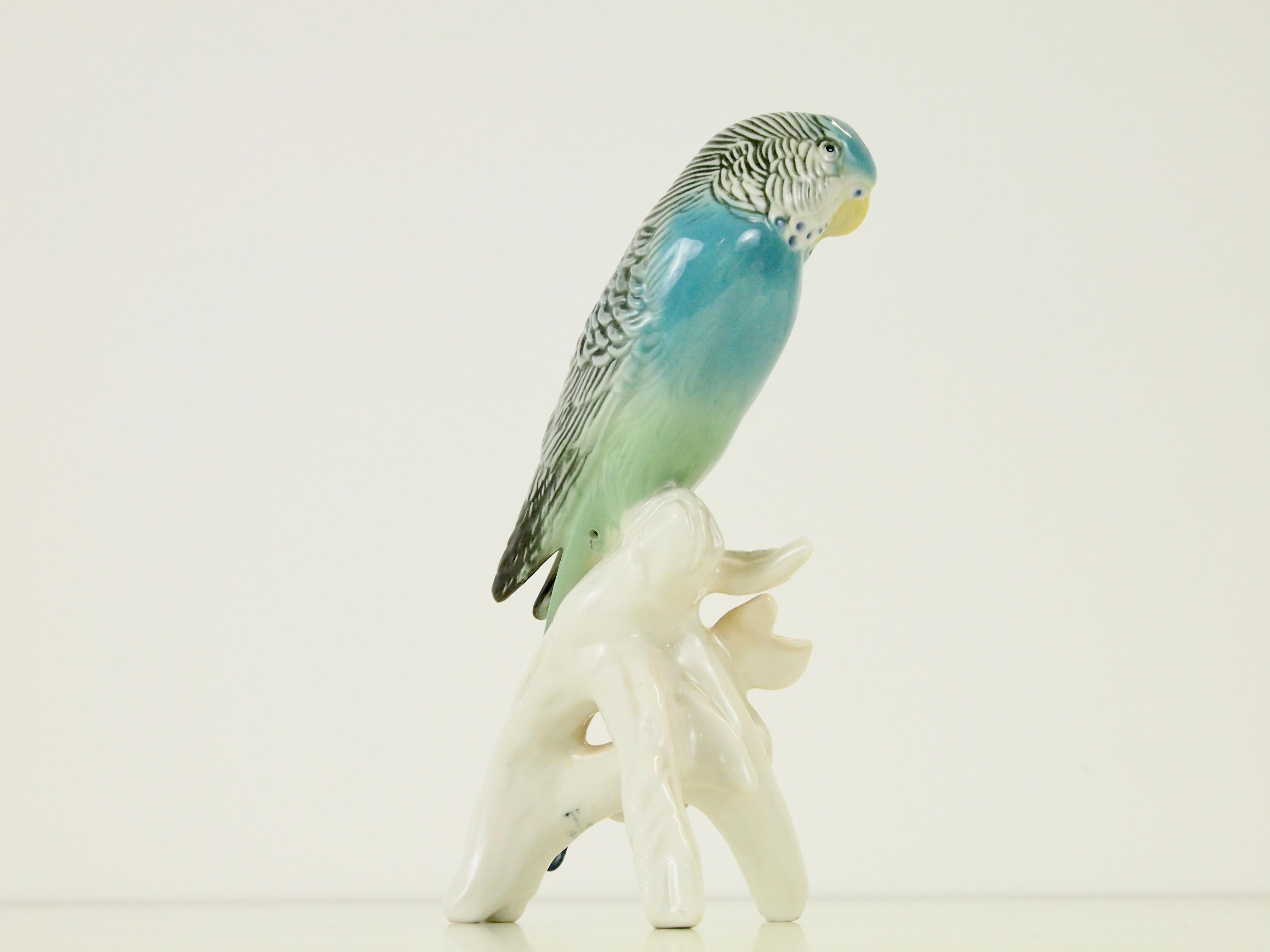 Romantic Midcentury Porcelain Figurine Depicting a Parrot by Porzellanfabrik Karl Ens For Sale