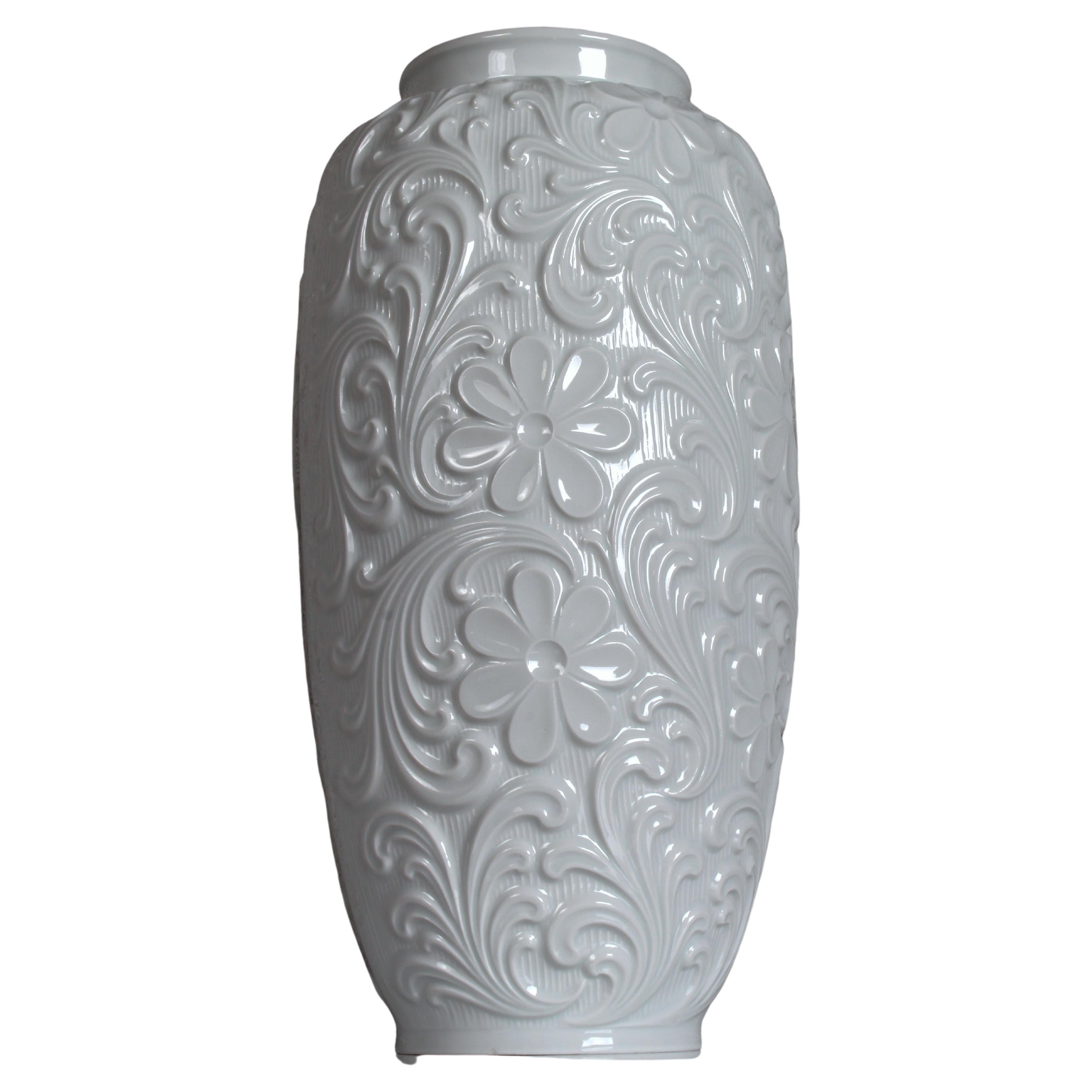 Midcentury Porcelain Floral / Paisley Floor Vase by Retsch & Co. Porzellanfabrik in Wunsiedel 

PORZELLANGESCHICHTE

Im 19. Jahrhundert wurde auf der Luisenburg noch Kalkstein und Granit abgebaut. Der Anschluss Wunsiedels an die Bahnlinie und