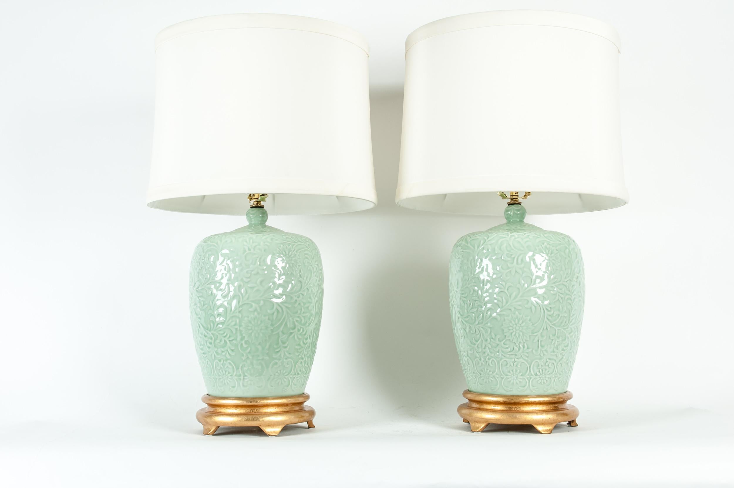 Midcentury Porcelain Pair of Lamp / Gilded Wooden Base 2