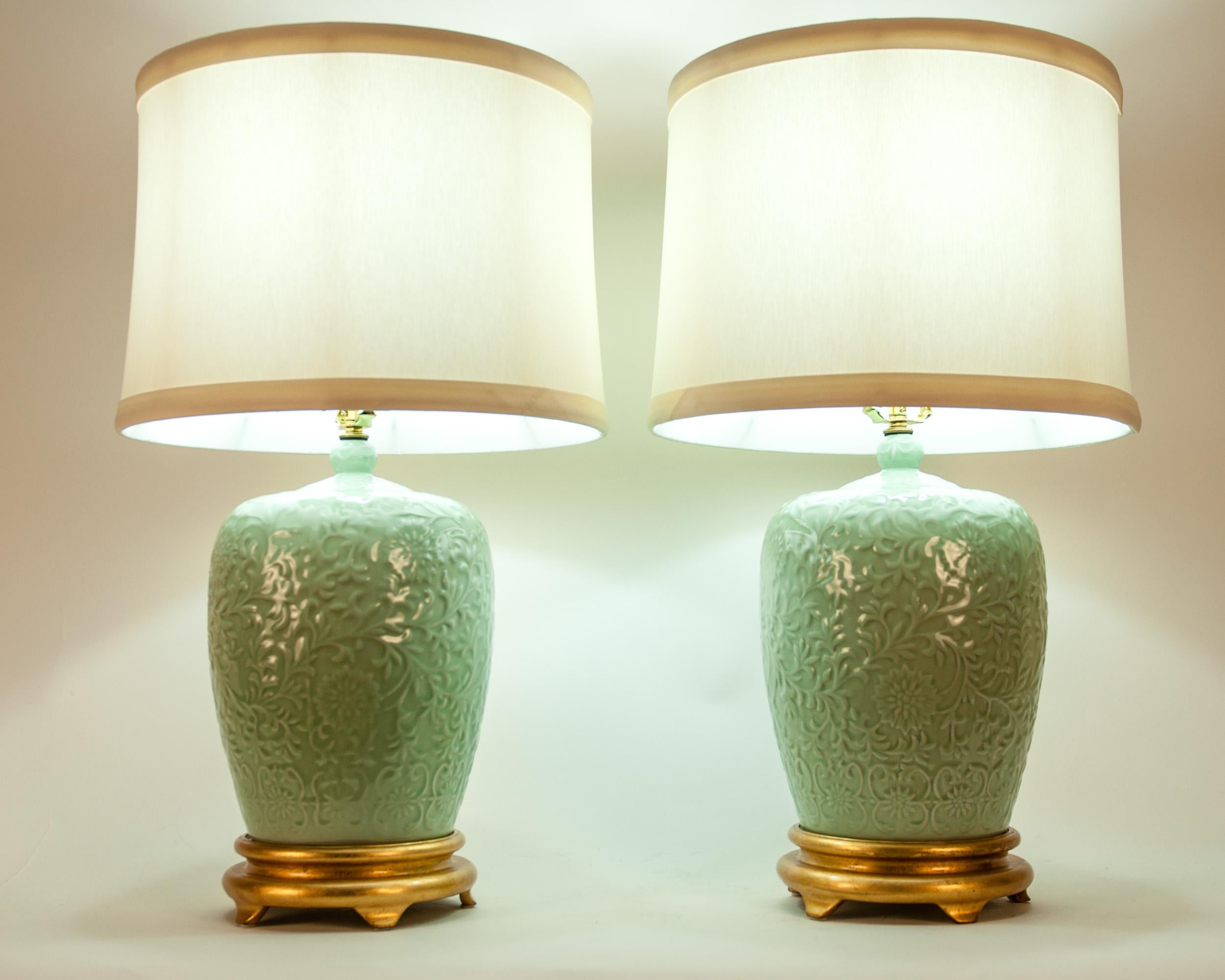 Midcentury Porcelain Pair of Lamp / Gilded Wooden Base 4