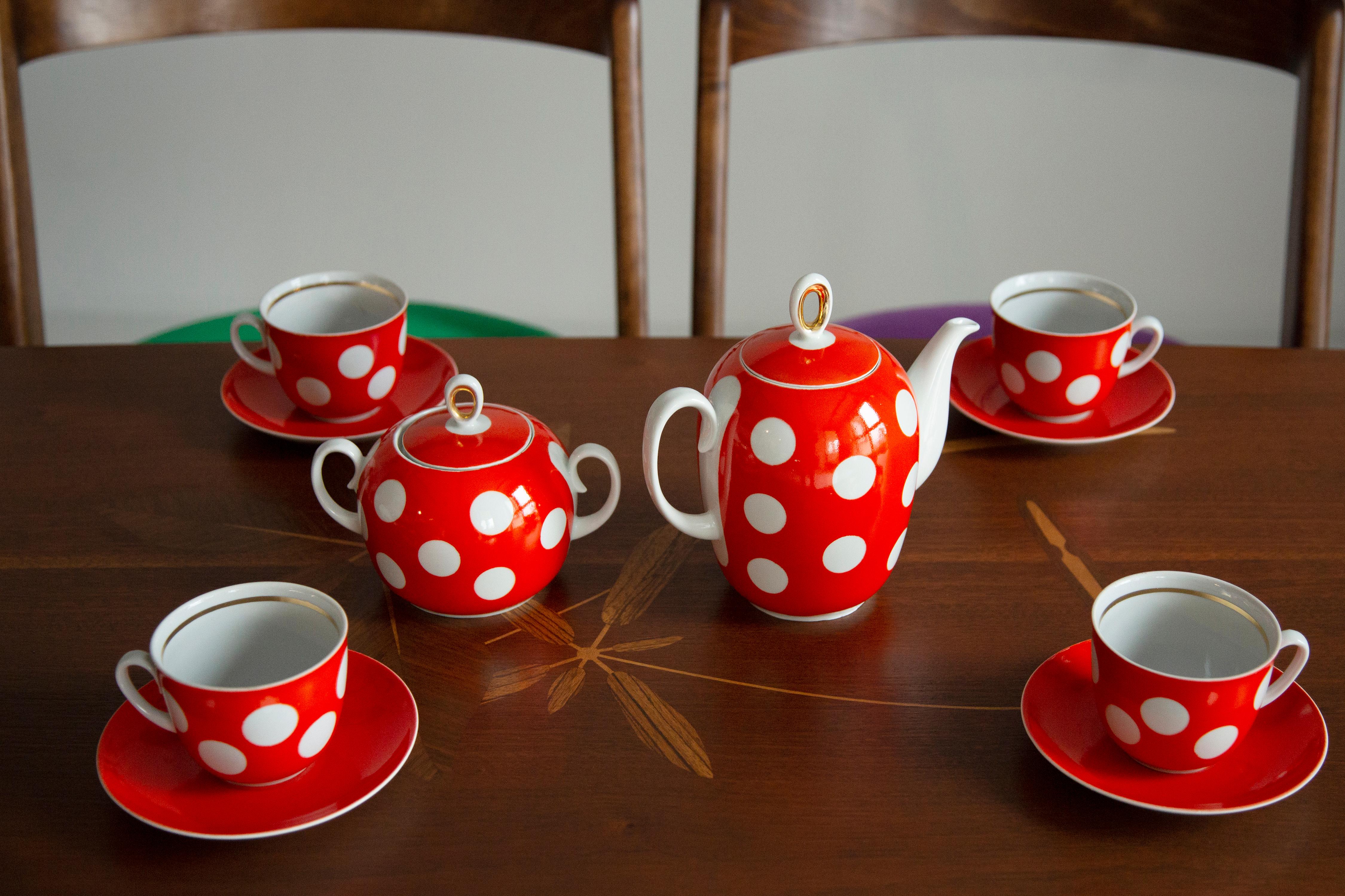 Hand-Painted Midcentury Porcelain Red Dots Tea Coffee Service Jug and Cups, Poland, 1960 For Sale