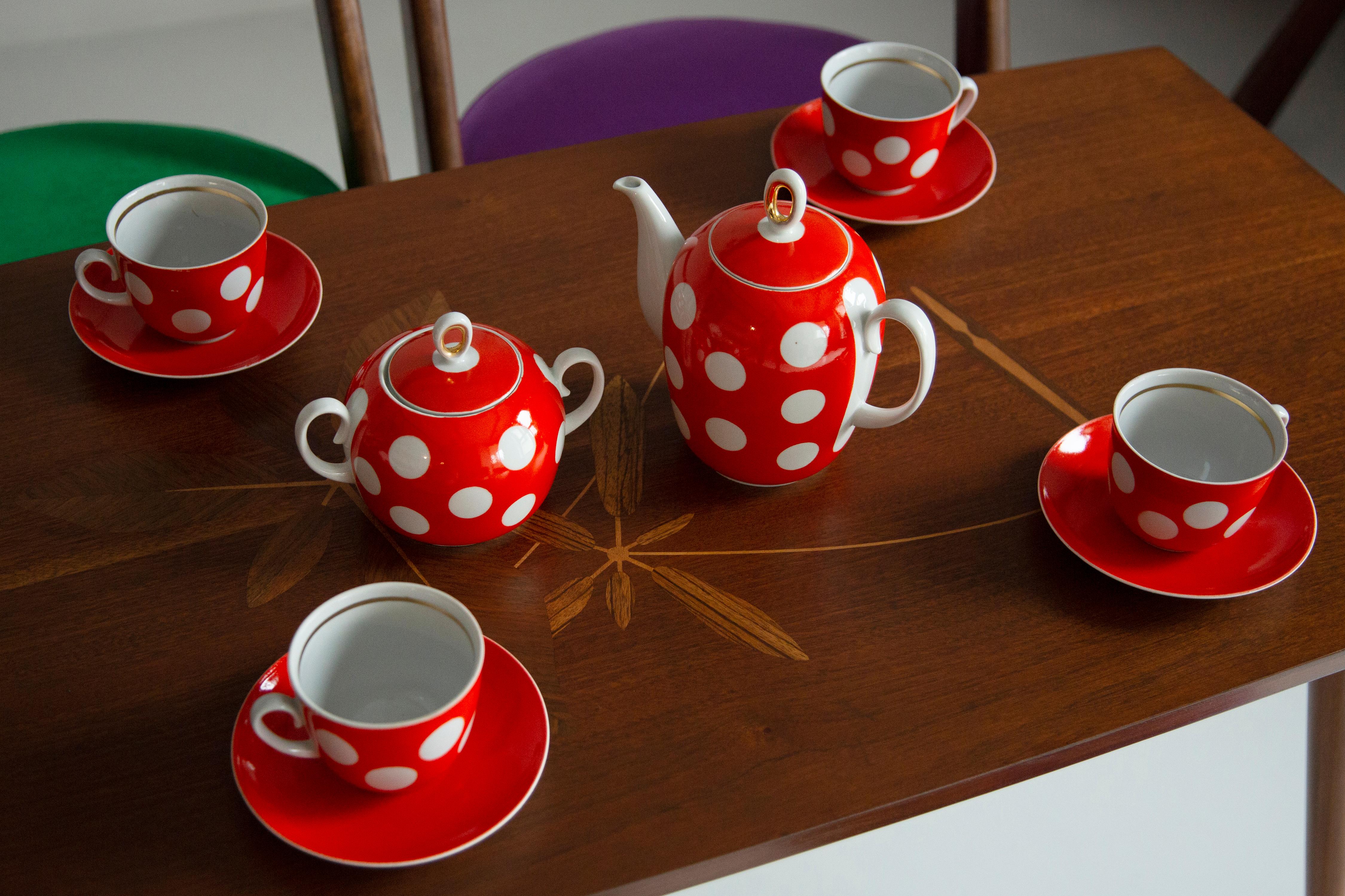 Midcentury Porcelain Red Dots Tea Coffee Service Jug and Cups, Poland, 1960 In Fair Condition For Sale In 05-080 Hornowek, PL