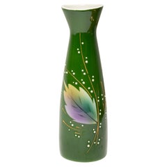 Petit vase vert en porcelaine du milieu du siècle, peint à la main, Europe, années 1960