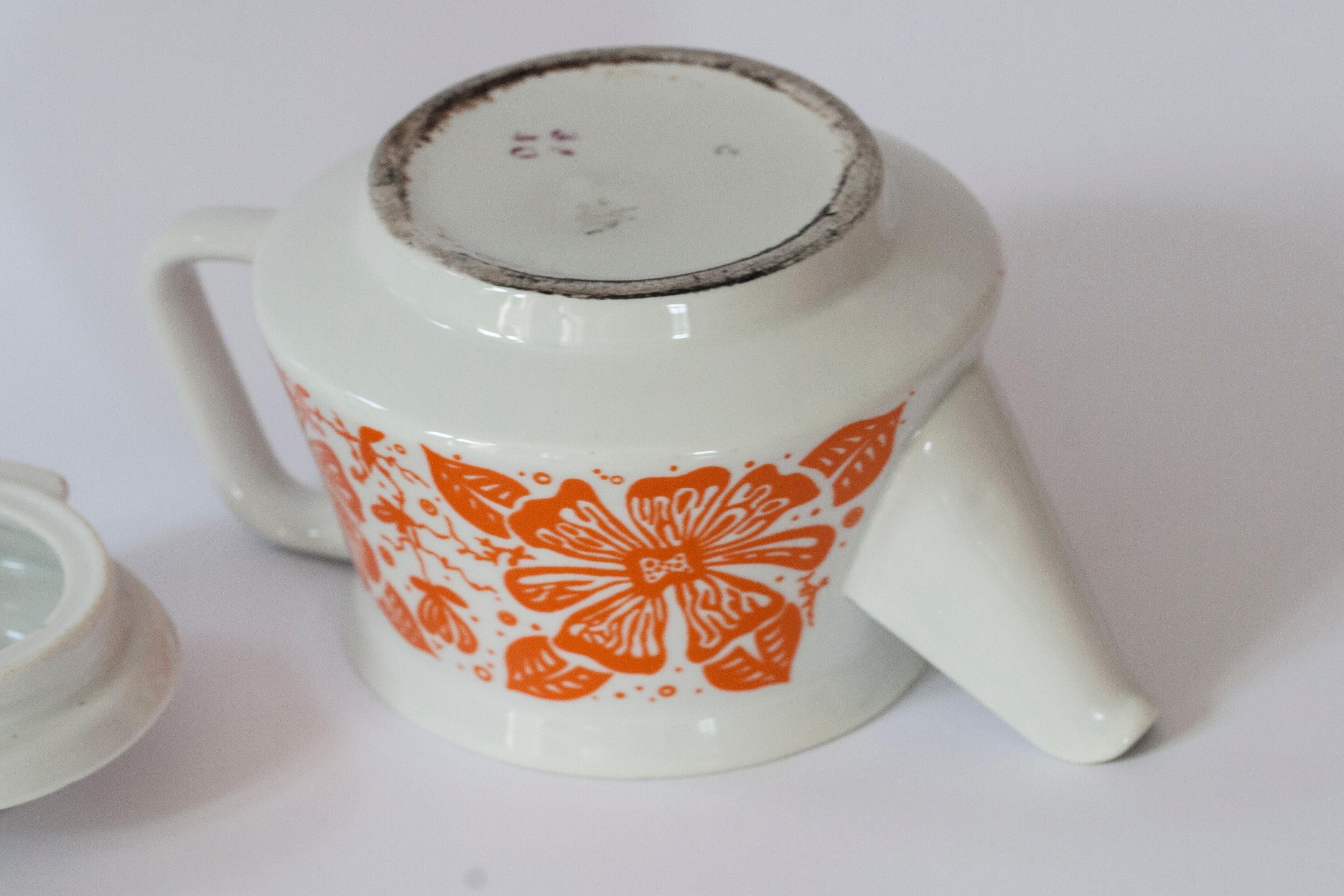 Porzellan-Teekännchen aus der Mitte des Jahrhunderts, Europa, 1960er Jahre im Angebot 4