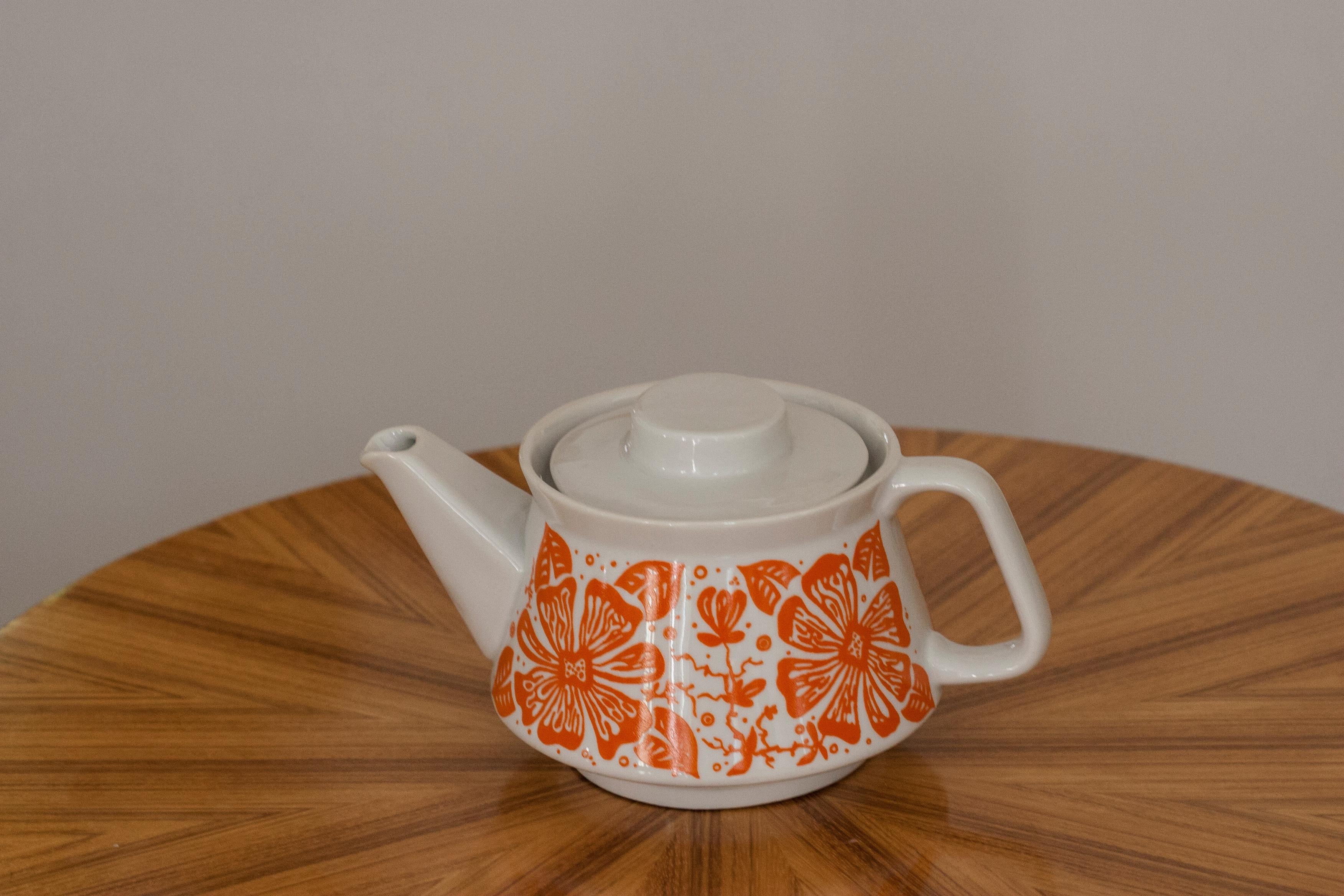 Mid Century Porcelain Small Tea Pot, Europe, 1960s For Sale 7