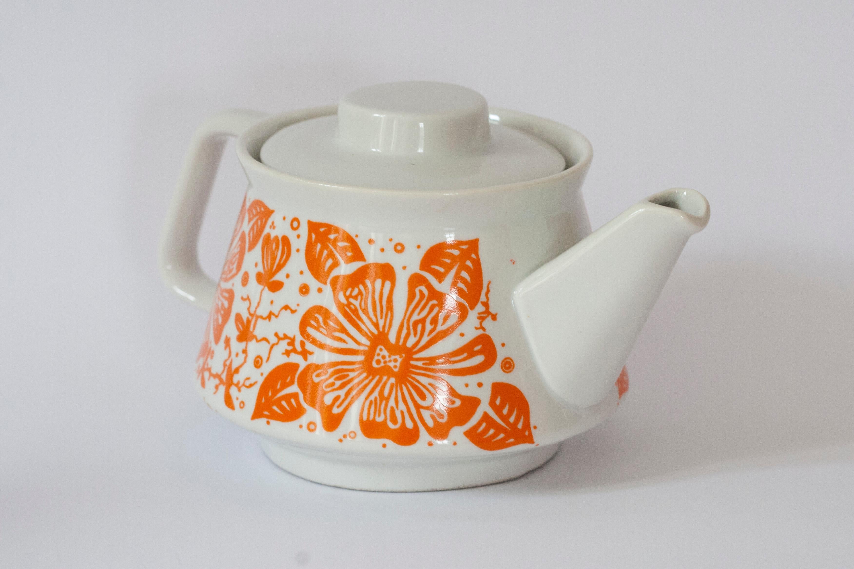 Mid Century Porcelain Small Tea Pot, Europe, 1960s For Sale 2