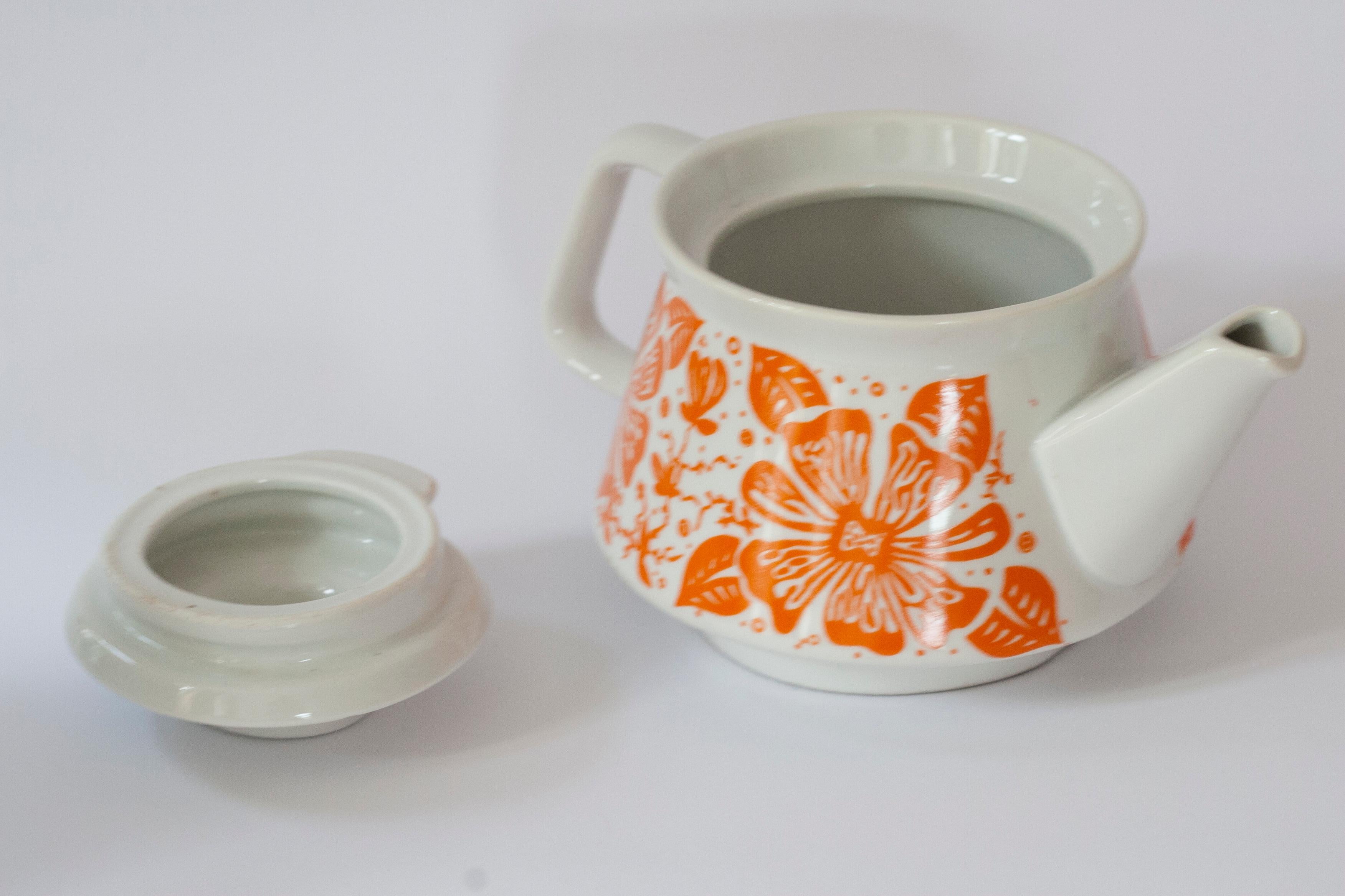 Mid Century Porcelain Small Tea Pot, Europe, 1960s For Sale 3