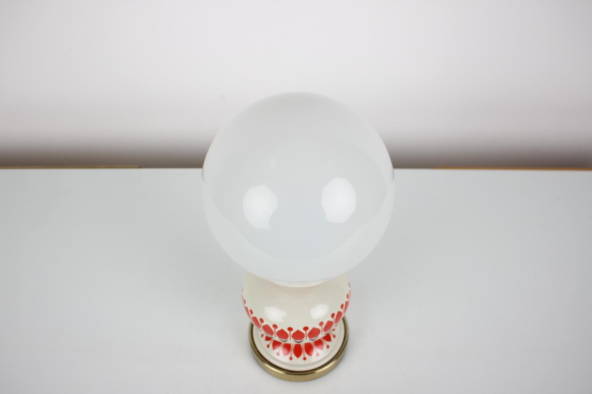 - Fabriqué en Tchécoslovaquie
- En porcelaine
- Re-polissage
- Entièrement fonctionnel
- Bon état d'origine.