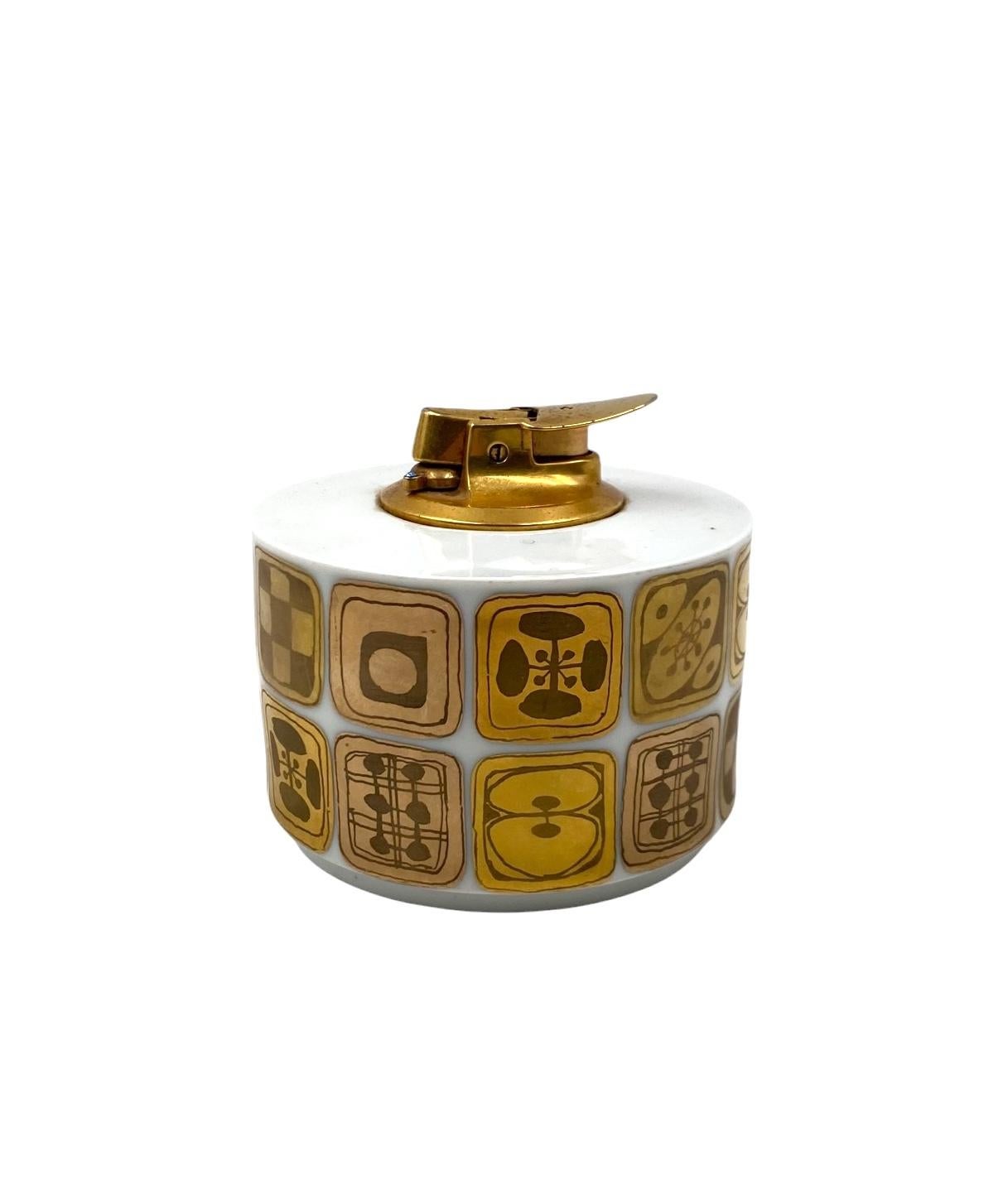 Mid-century porcelain table lighter

Bjorn Wiinblad (Danish, 1918-2006) for Rosenthal, 1970s

Quatre couleurs series

Marked on the bottom

H 10 cm - Diam. 10 cm

Conditions: excellent consistent with age and use.