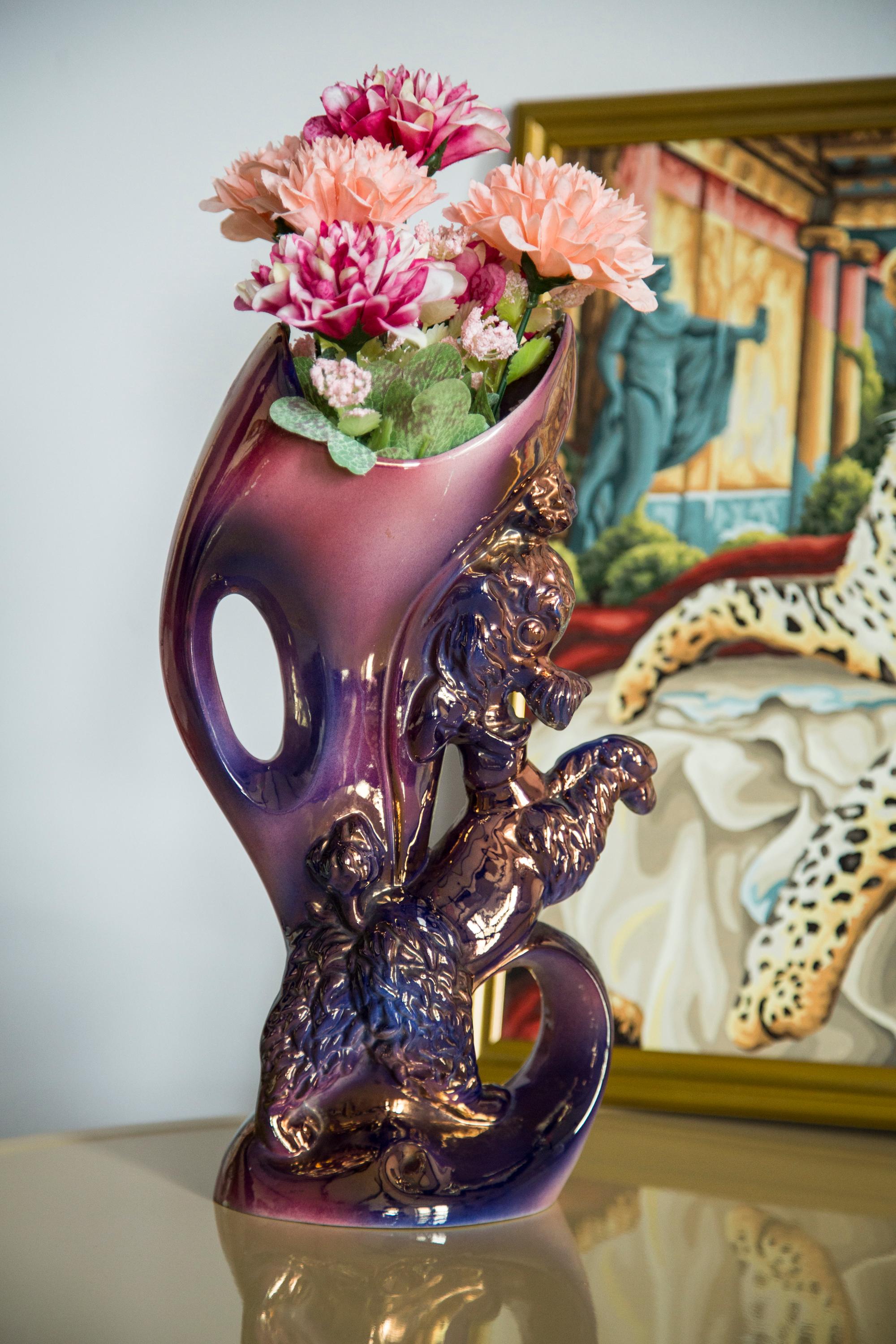 Un joli vase en porcelaine du milieu du siècle dernier, datant des années 1960.
Vintage original en bon état. Certains effets sont illustrés sur les photos.
Une seule pièce unique.