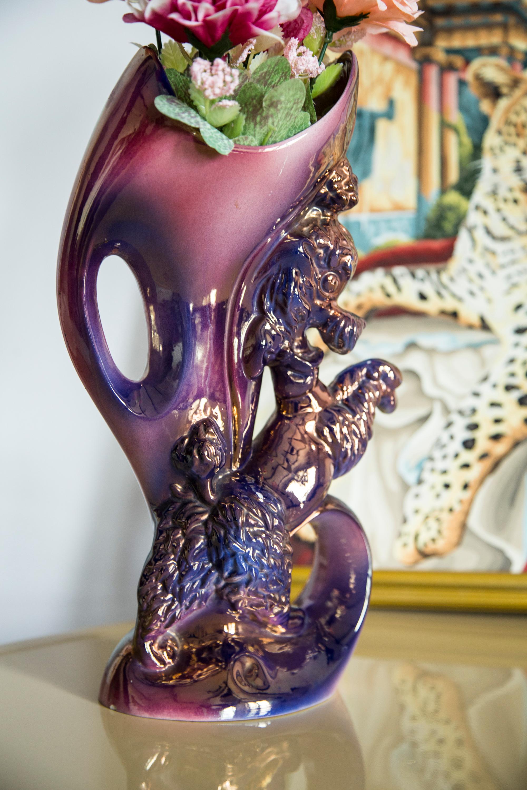 Vase en porcelaine du milieu du siècle avec chien caniche, peint à la main, Europe, années 1960 Bon état - En vente à 05-080 Hornowek, PL