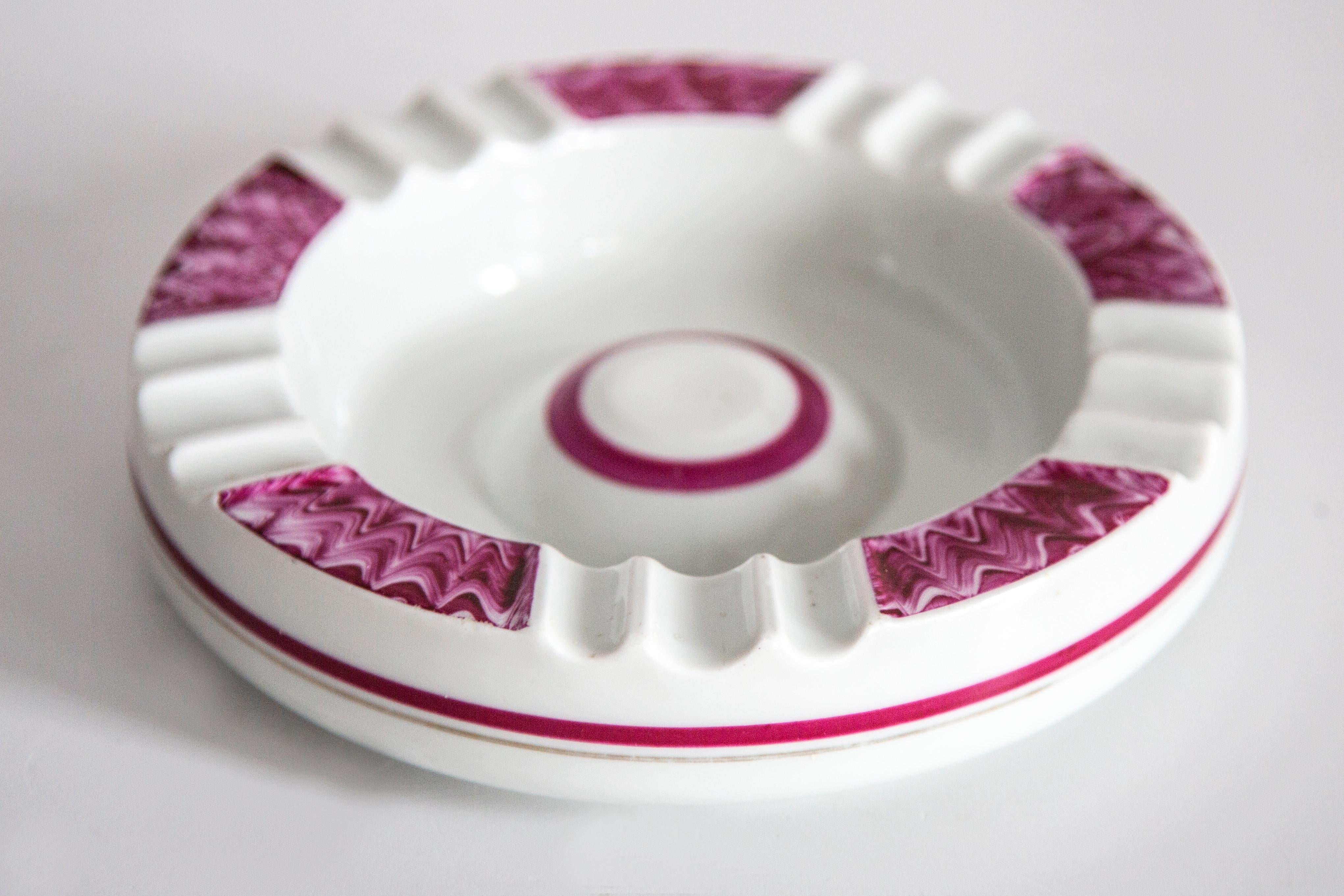 Mid Century Porcelain White and Pink Ashtray, Europe, 1960s In Good Condition In 05-080 Hornowek, PL