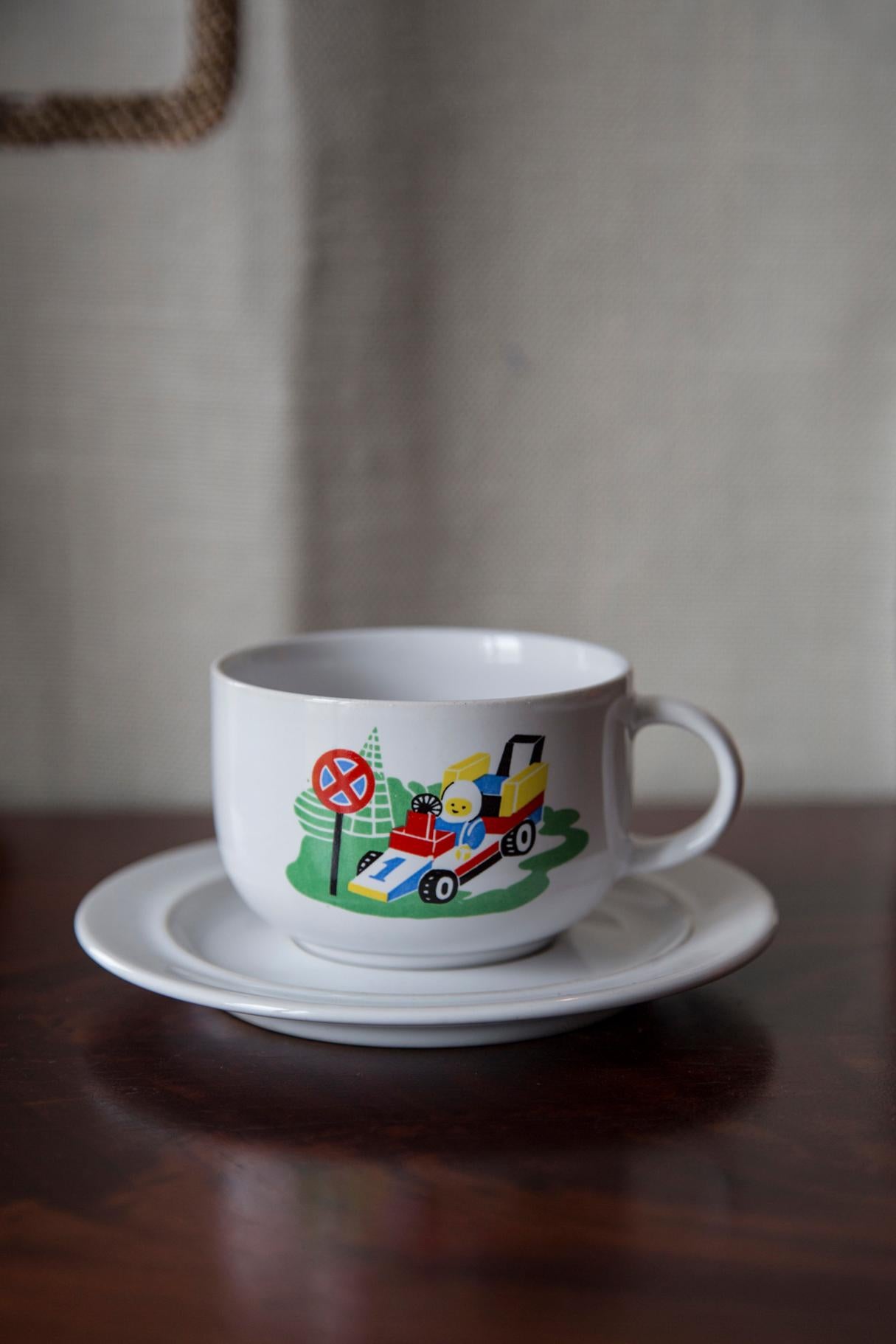 Precioso juego de café de porcelana moderna de mediados de siglo, pintado a mano, compuesto por dos tazas y dos platos. 

Servicio para 2 personas fabricado por Zaklady Porcelany en Tulowice en la década de 1960.

El servicio consta de 2 tazas y 2