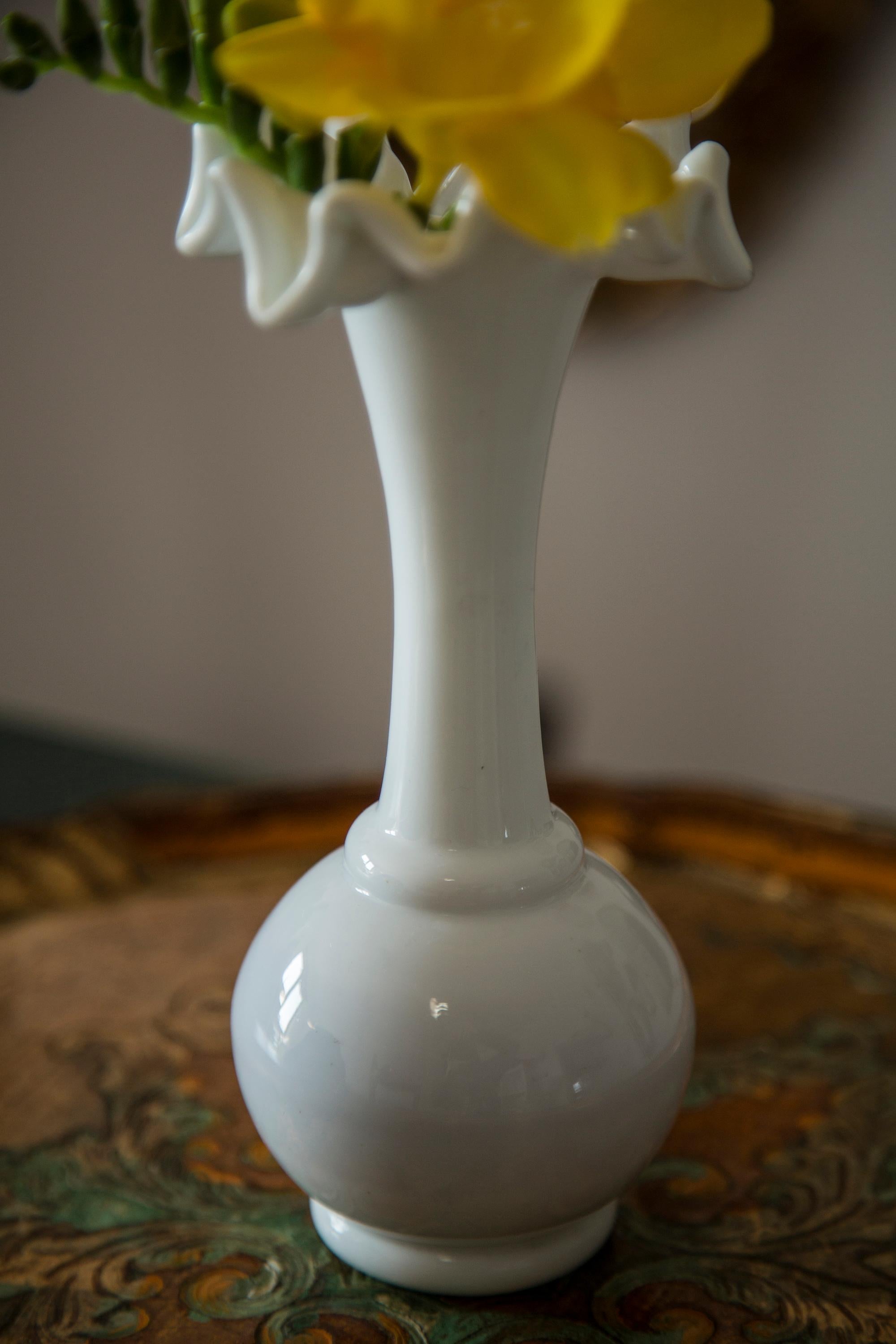French Midcentury Porcelain White Mini Vase with a Frill, Europe, 1960s For Sale