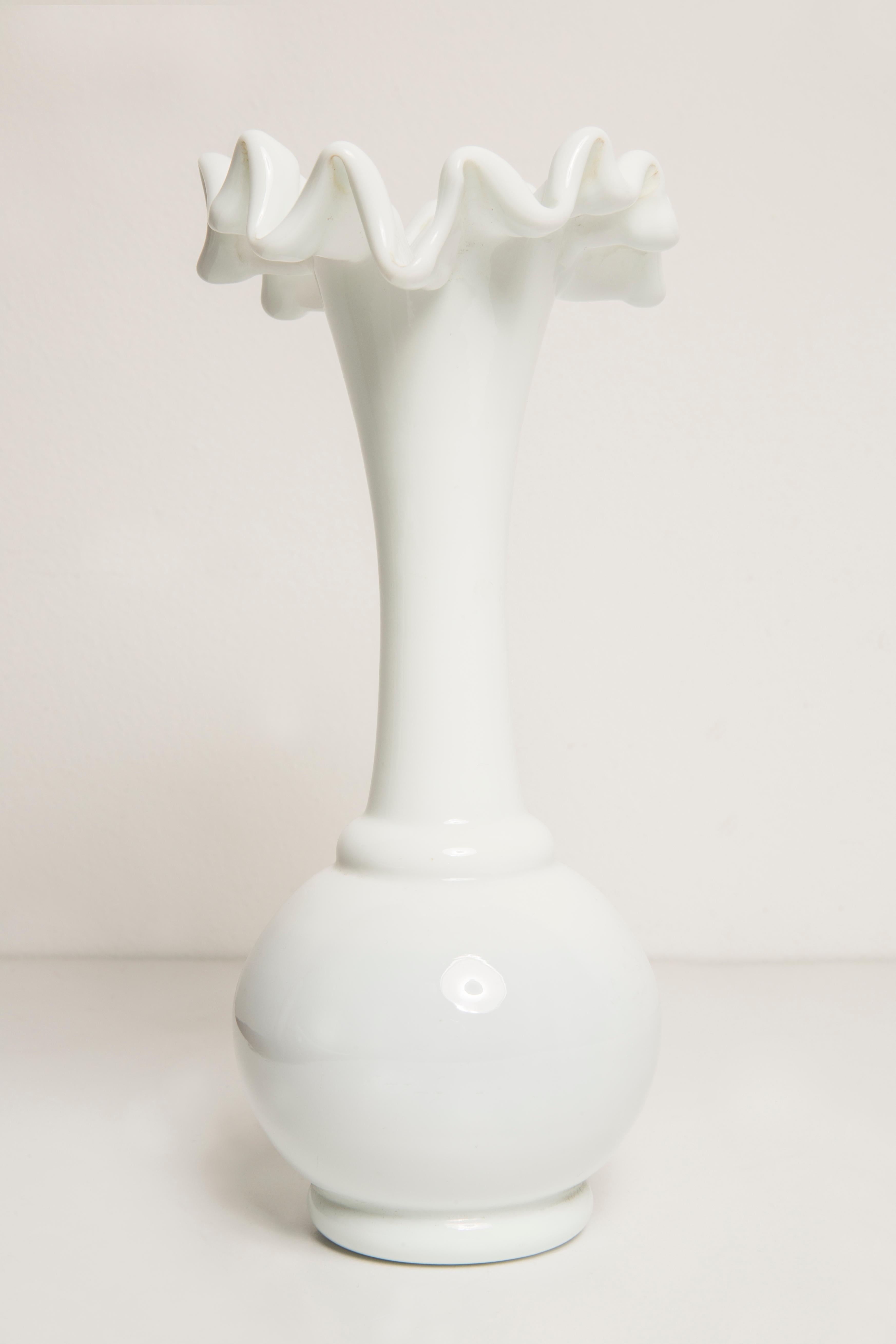 Midcentury Porcelain White Mini Vase with a Frill, Europe, 1960s For Sale 1