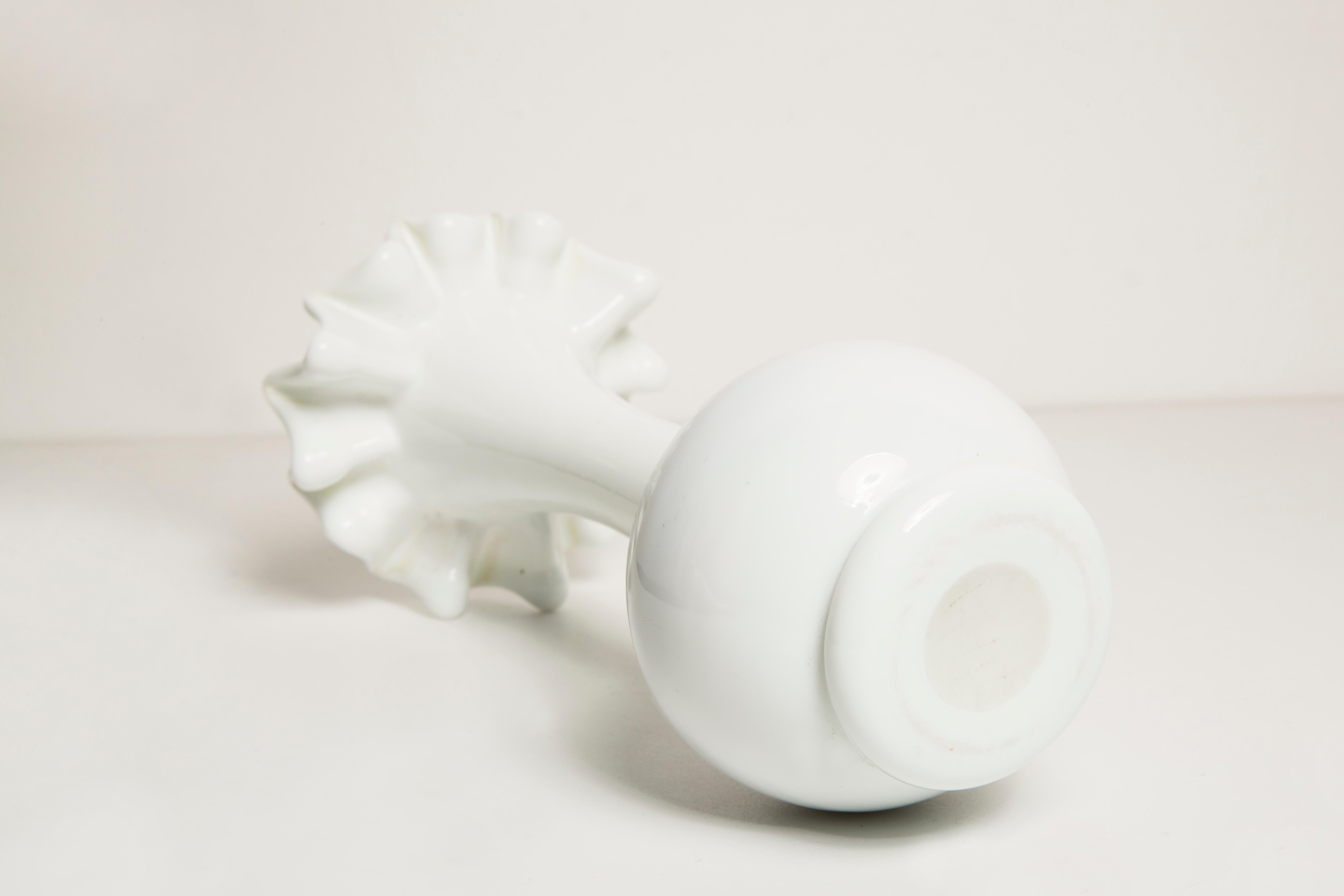 Midcentury Porcelain White Mini Vase with a Frill, Europe, 1960s For Sale 2