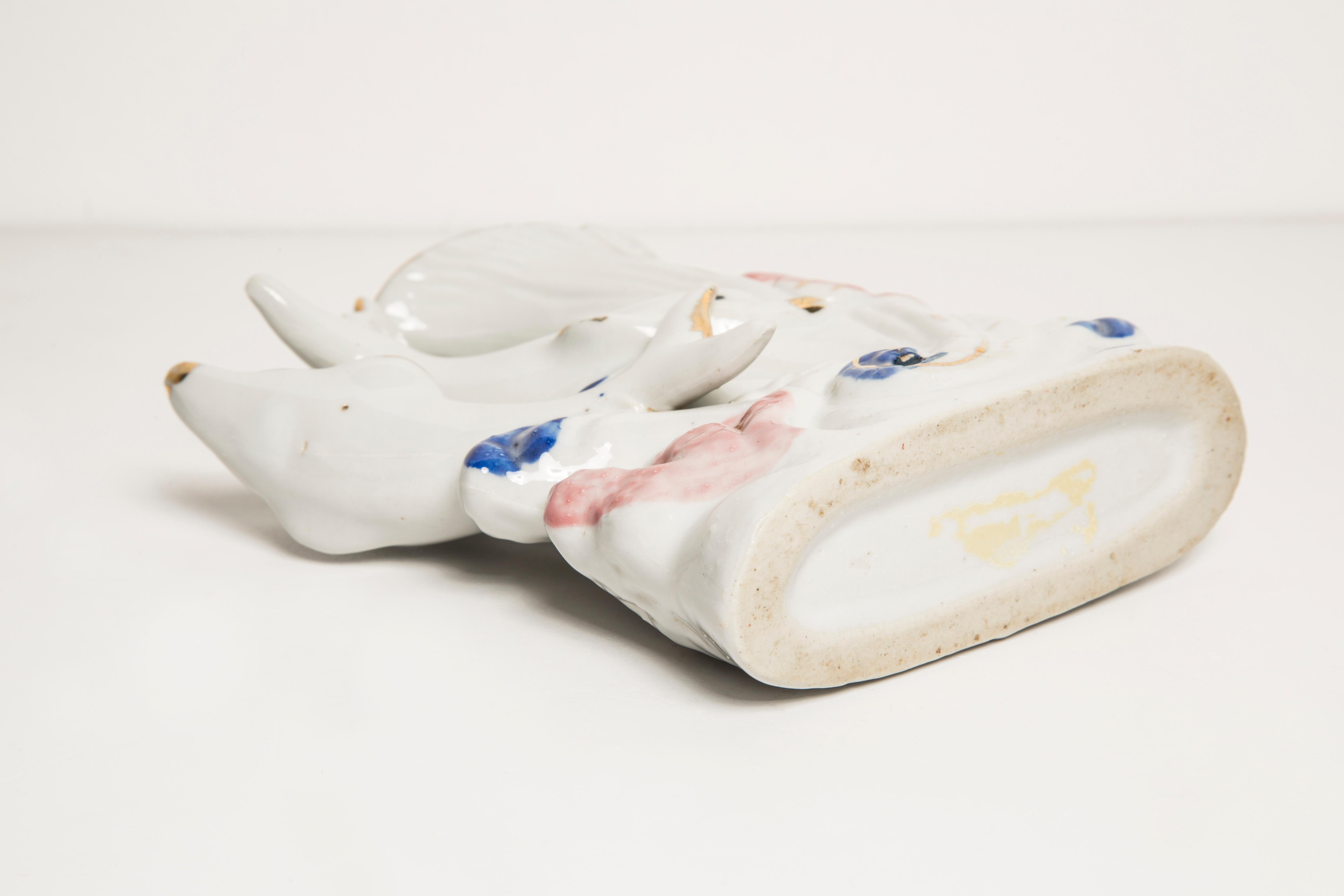 Weiße Porzellan-Minivase aus der Mitte des Jahrhunderts mit Delphinen, handbemalt, Europa, 1960er Jahre im Angebot 3