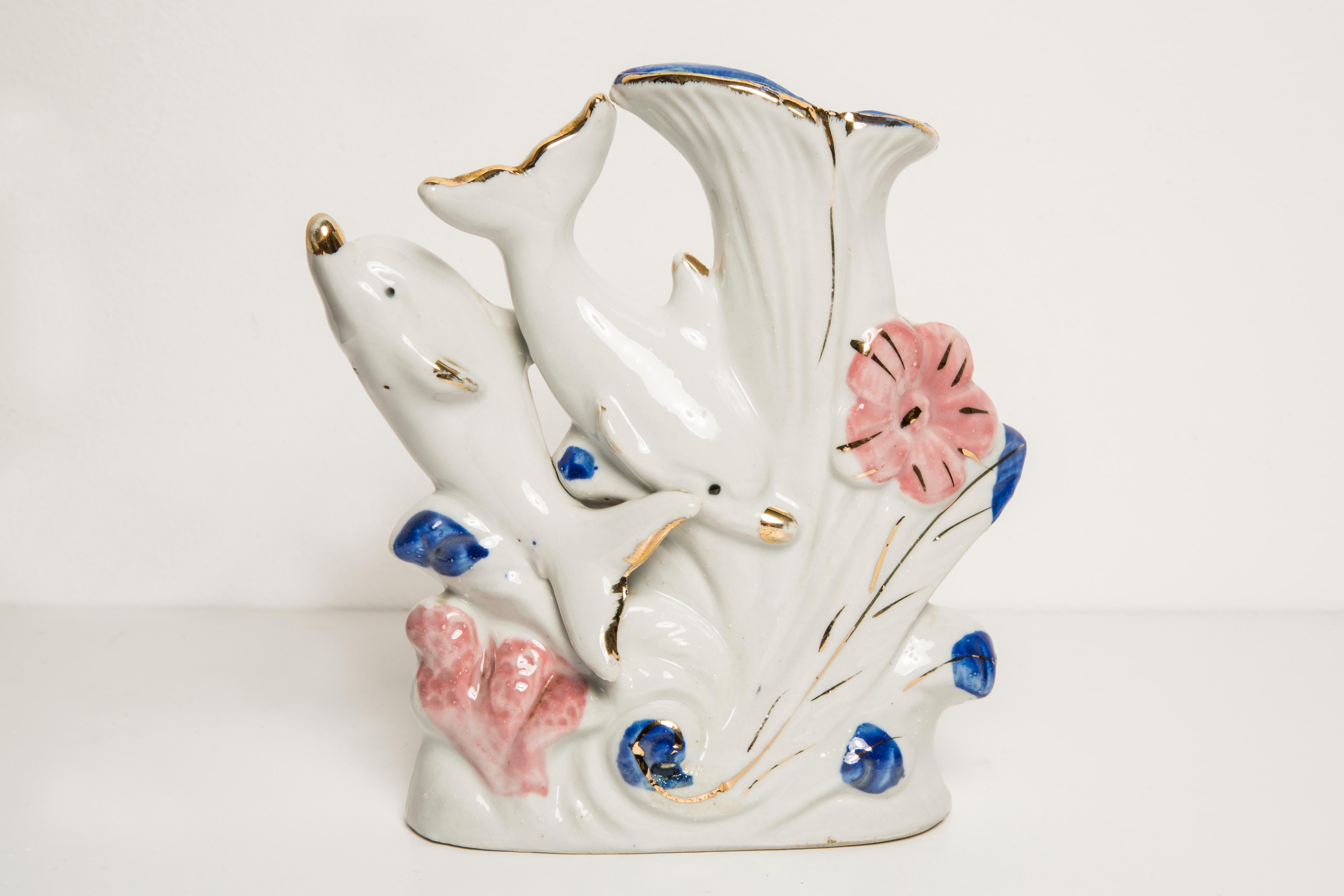 Weiße Porzellan-Minivase aus der Mitte des Jahrhunderts mit Delphinen, handbemalt, Europa, 1960er Jahre (Glas) im Angebot
