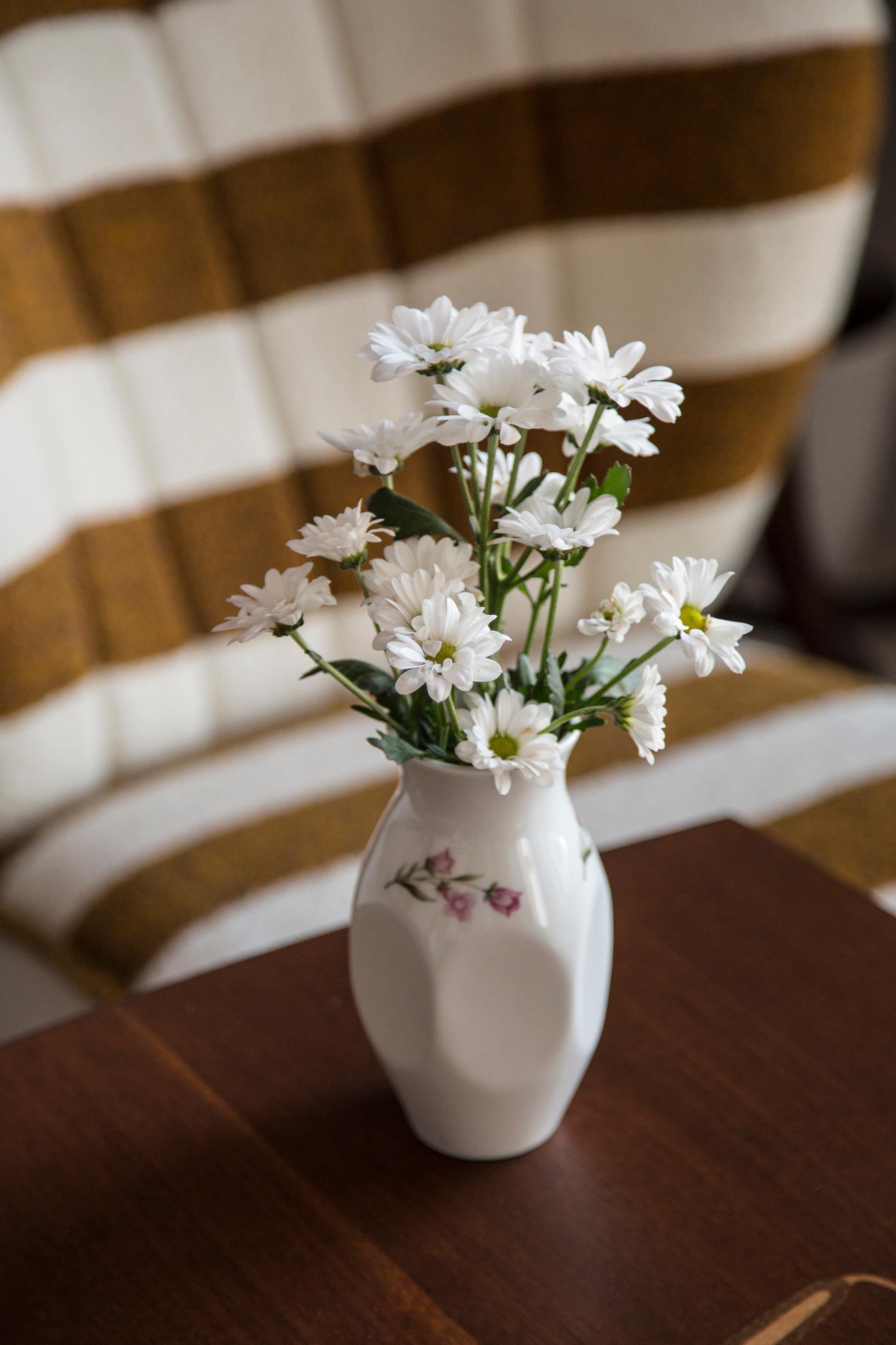 A lovely Mid-Century Modern white porcelain vase from the 1960s.
Original vintage good condition. Only one unique piece.