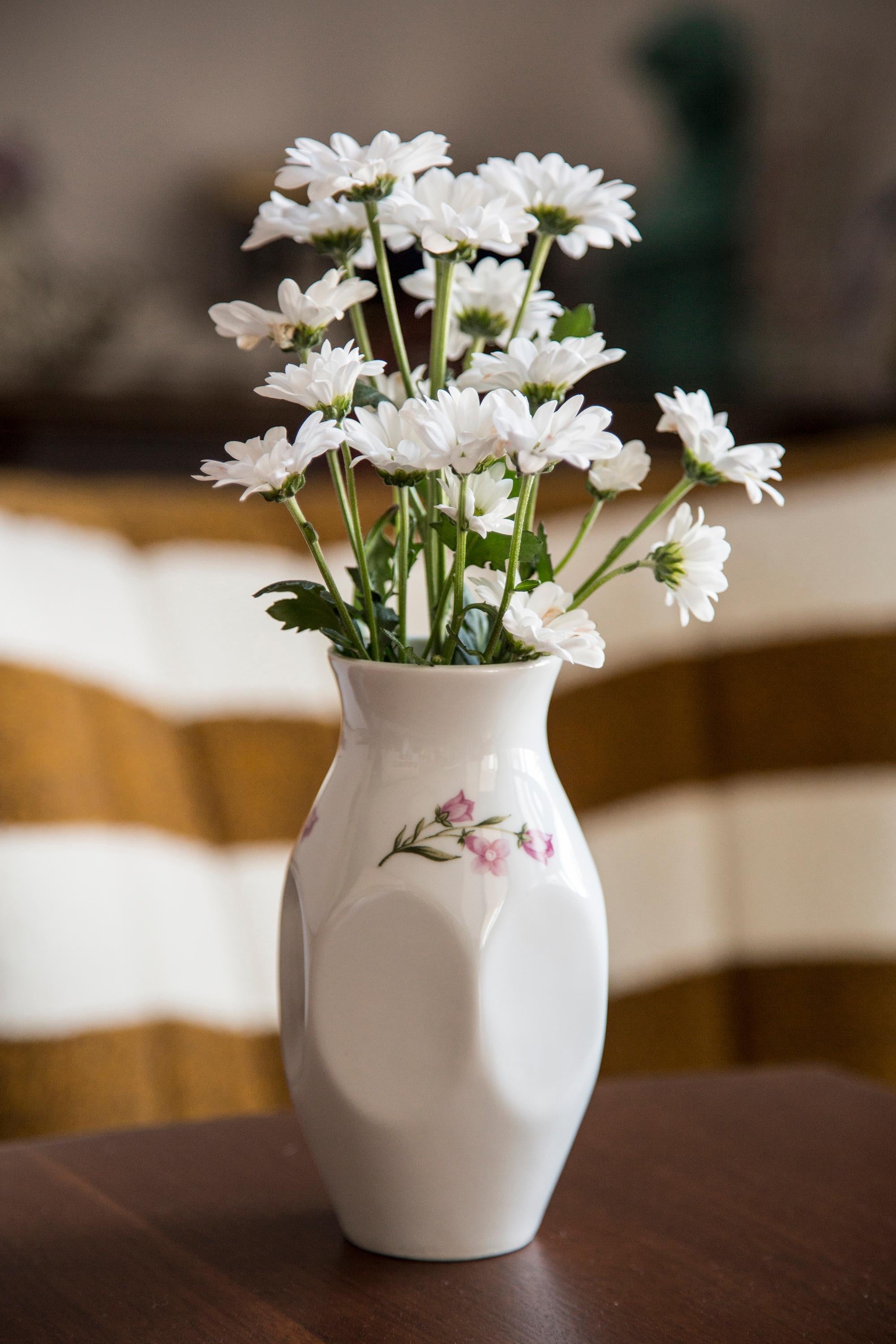 Midcentury Porcelain White Mini Vase with Roses, Hand Painted, Europe, 1960s In Good Condition For Sale In 05-080 Hornowek, PL