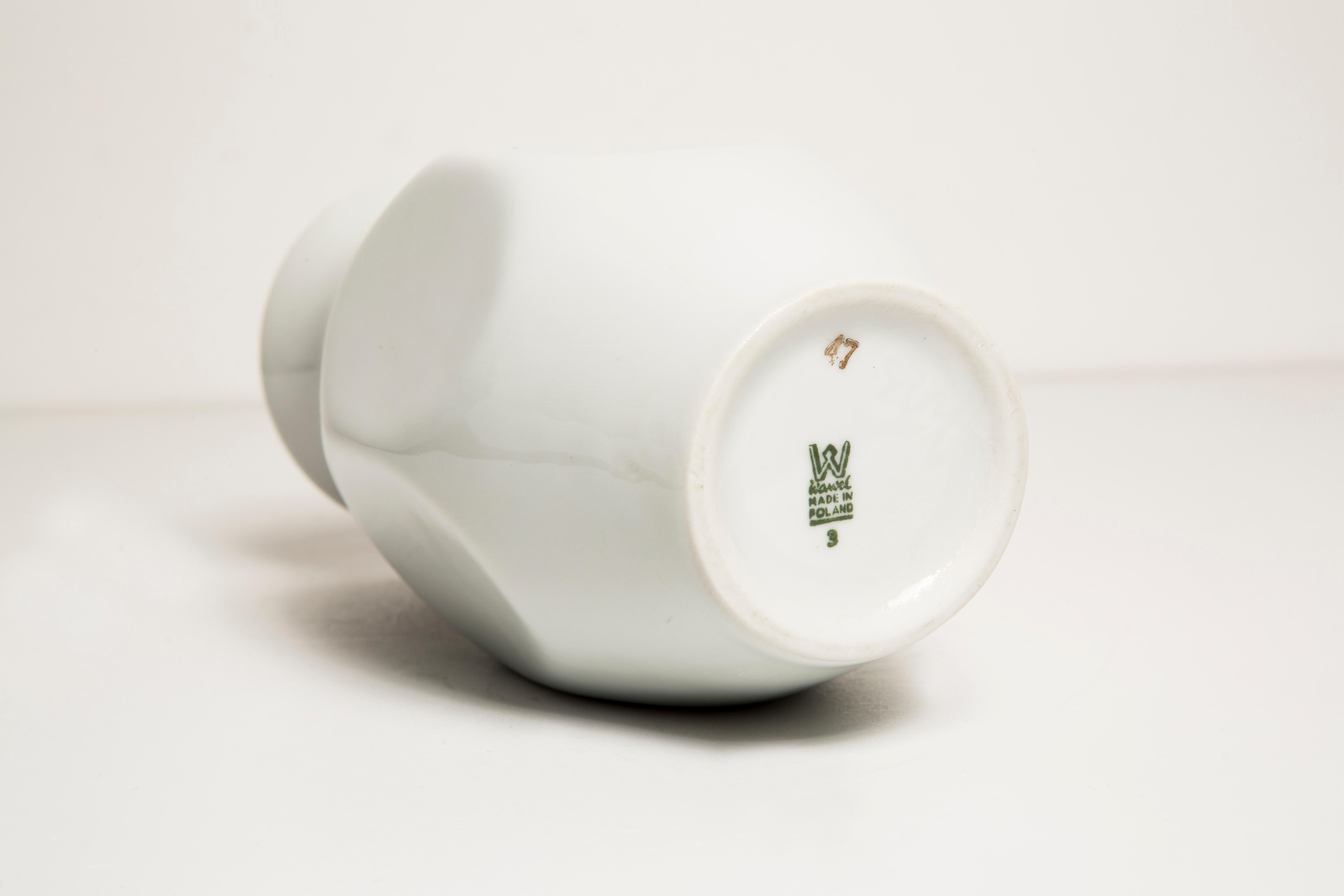Mini vaso di porcellana bianca del Medioevo con rose, dipinto a mano, Europa, anni '60 in vendita 1