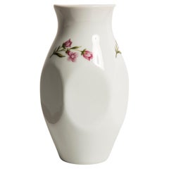 Mini jarrón de porcelana blanca con rosas de mediados de siglo, pintado a mano, Europa, años 60