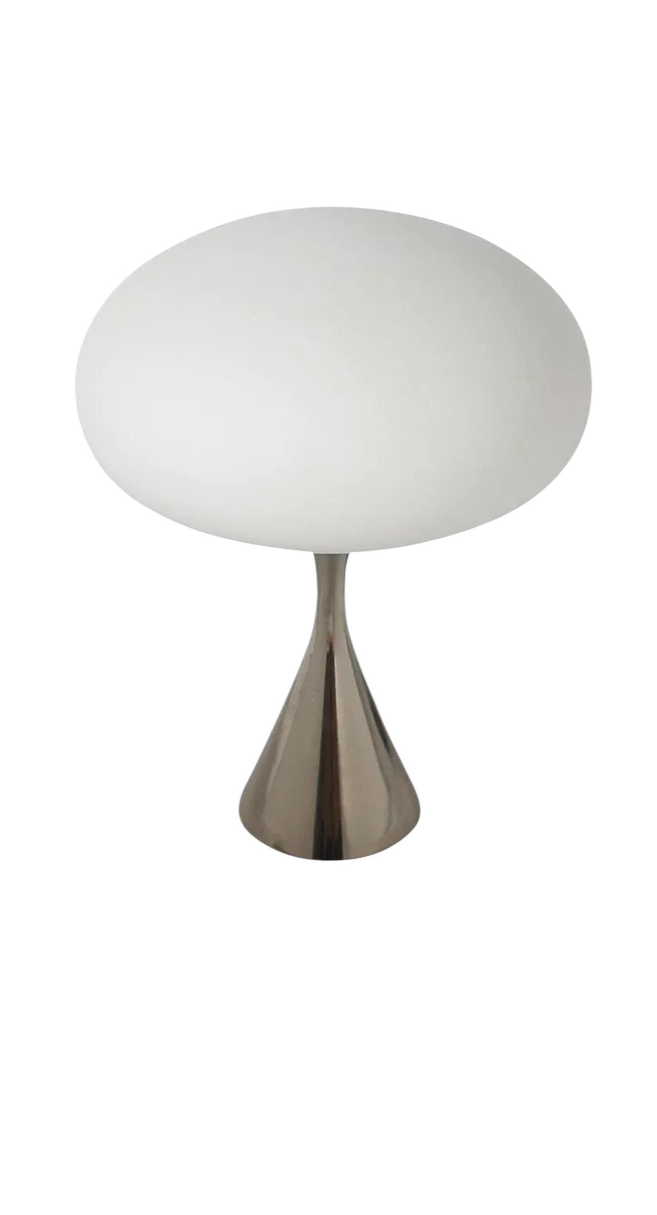 La lampada portatile Mid-Century Mushroom Laurel è un pezzo affascinante e funzionale che racchiude perfettamente l'etica del design giocoso ma sofisticato degli anni '60. Ispirata alle forme organiche e alle linee eleganti del design moderno di