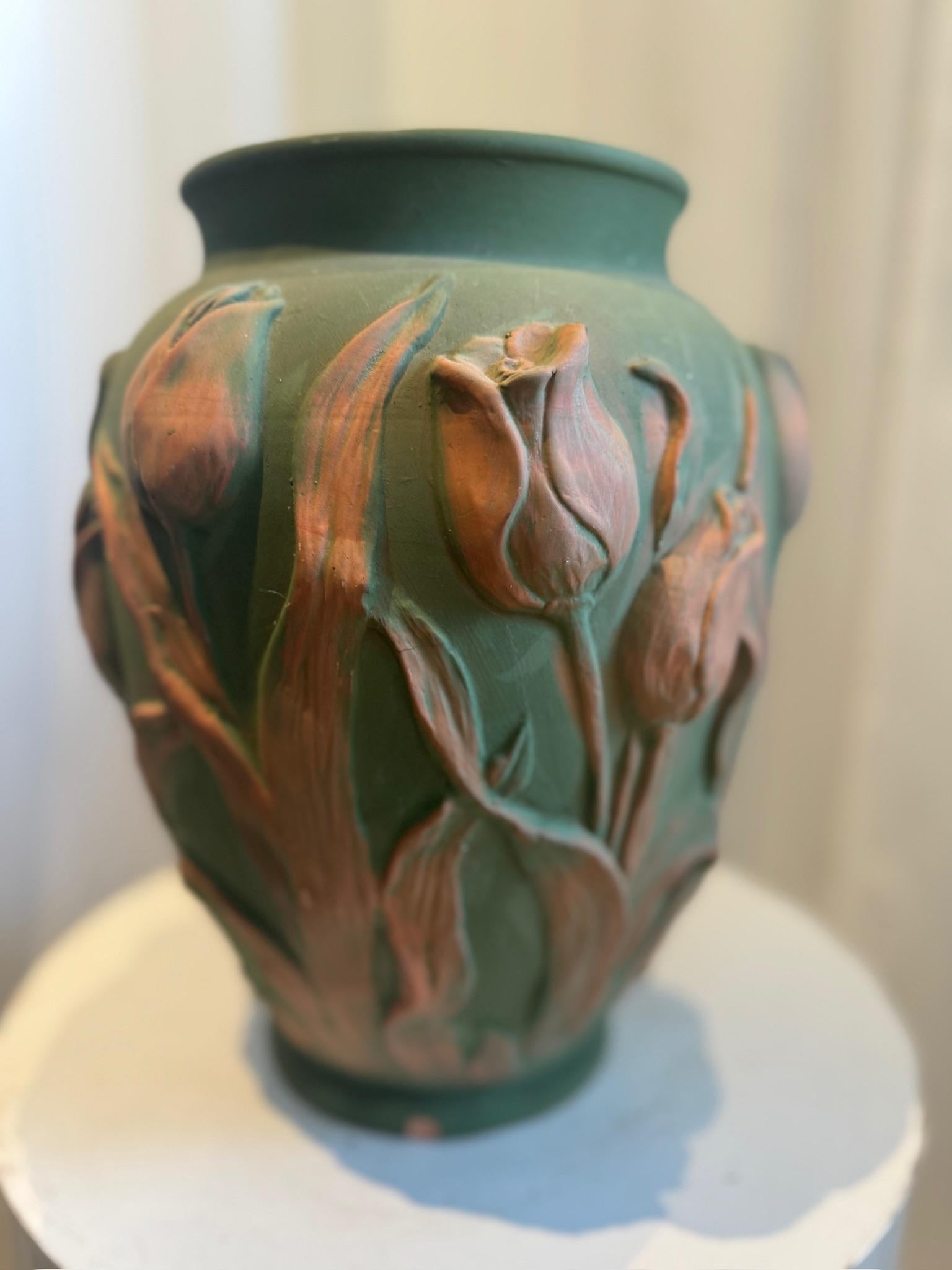 Mid-Century moderno Vaso in ceramica d'arte portoghese di metà secolo con rilievo di tulipani in verde opaco in vendita