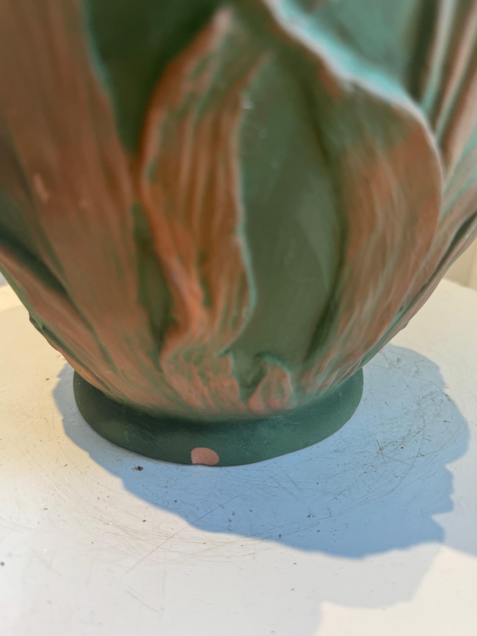 Portoghese Vaso in ceramica d'arte portoghese di metà secolo con rilievo di tulipani in verde opaco in vendita