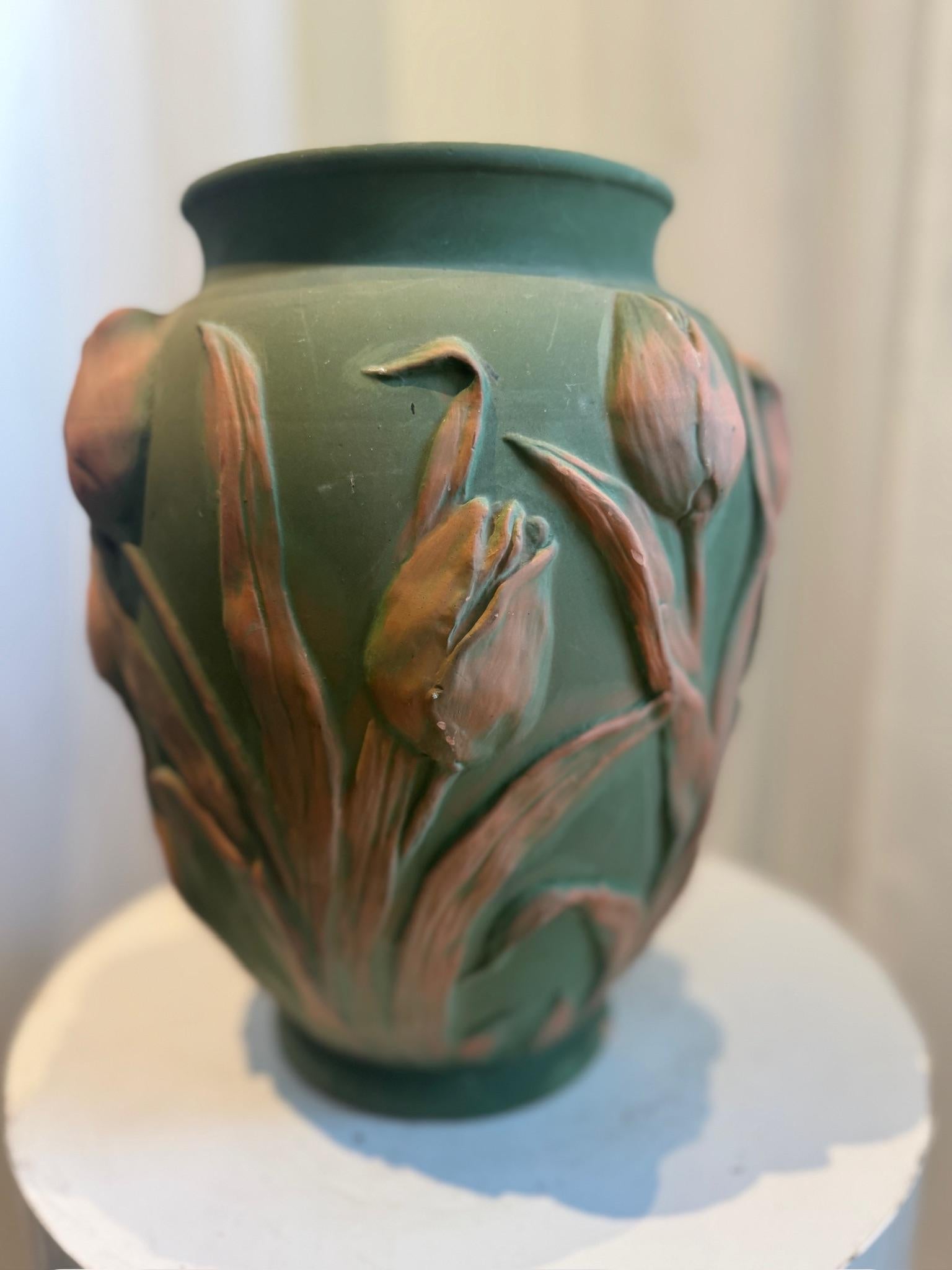 Stampato Vaso in ceramica d'arte portoghese di metà secolo con rilievo di tulipani in verde opaco in vendita