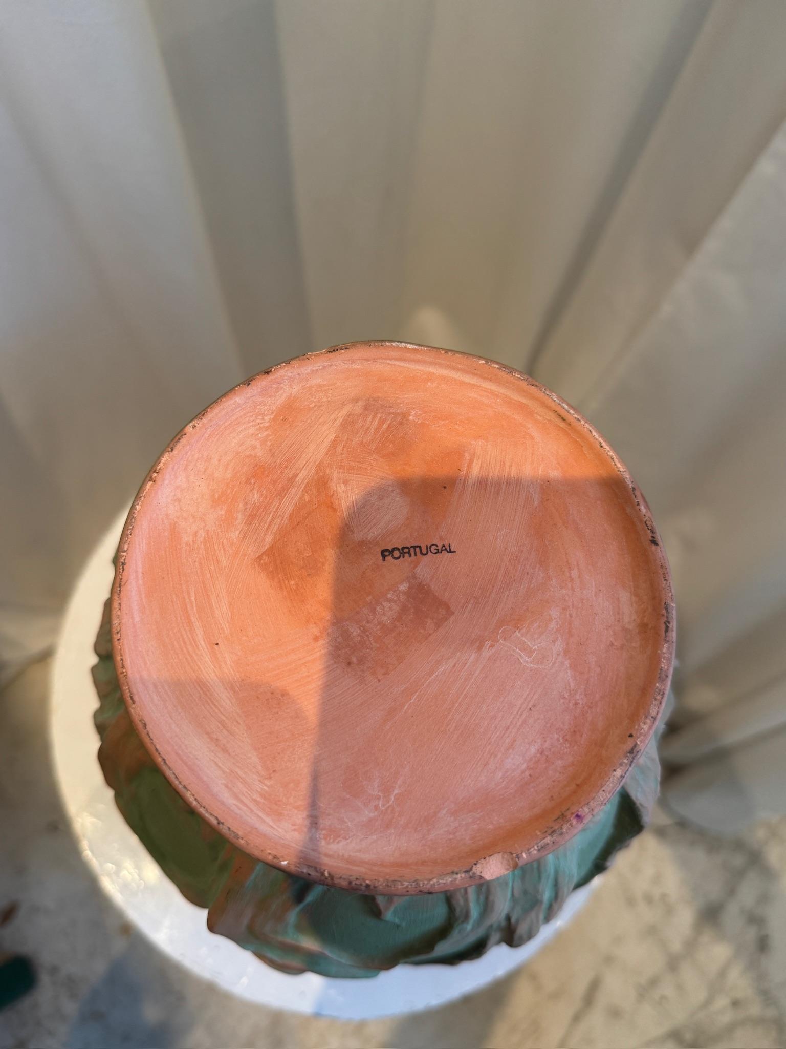 XX secolo Vaso in ceramica d'arte portoghese di metà secolo con rilievo di tulipani in verde opaco in vendita