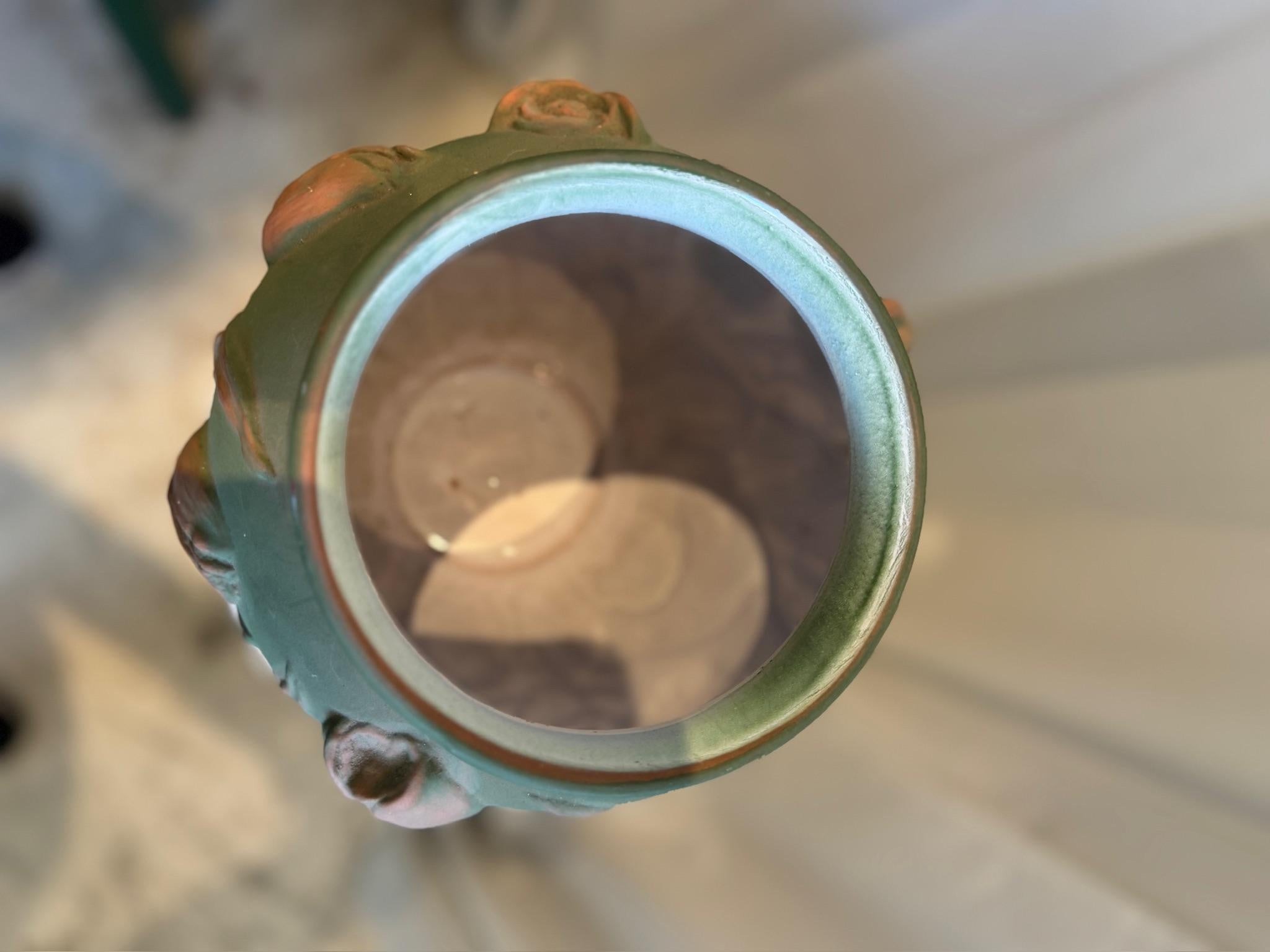 Ceramica Vaso in ceramica d'arte portoghese di metà secolo con rilievo di tulipani in verde opaco in vendita