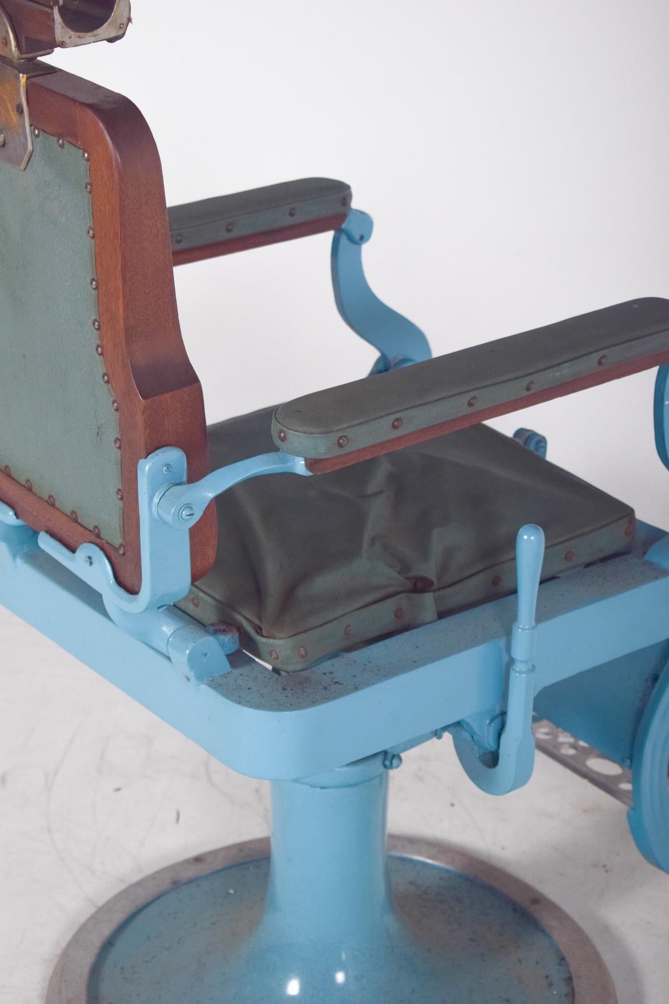 Chaise de barbier portugaise du milieu du siècle en vente 6