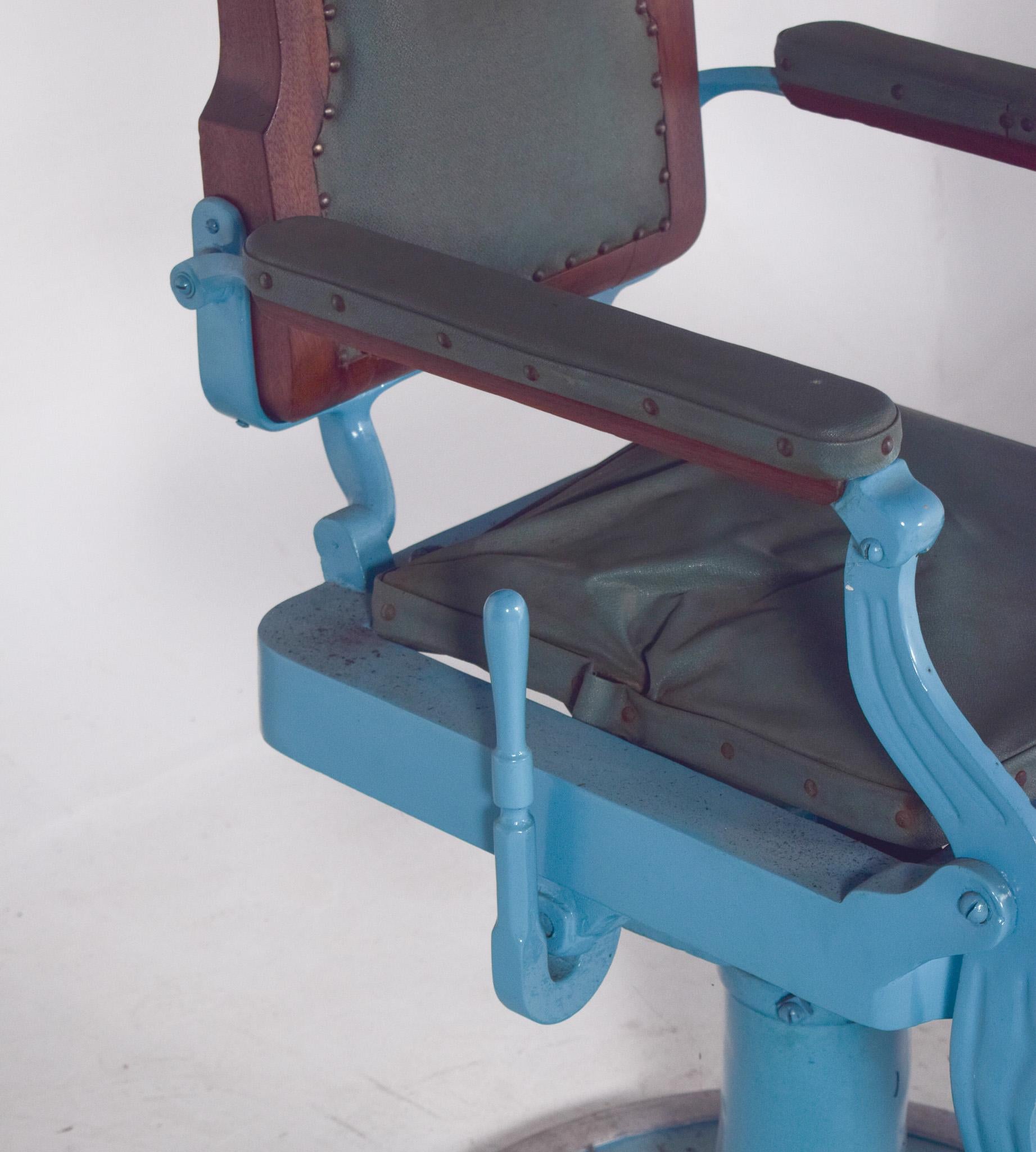 Chaise de barbier portugaise du milieu du siècle État moyen - En vente à Lisboa, Lisboa