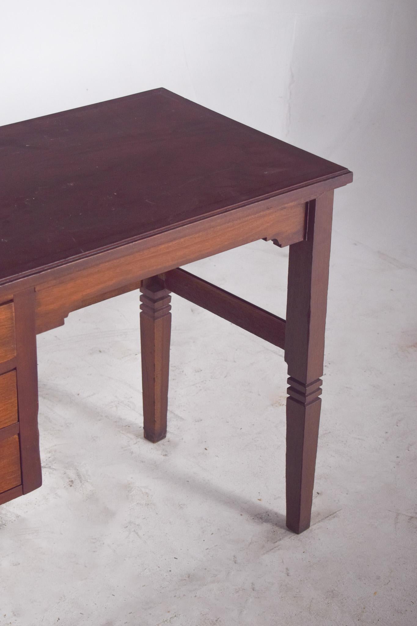 Portugiesischer Schreibtisch der Jahrhundertmitte von Olaio (Holz) im Angebot