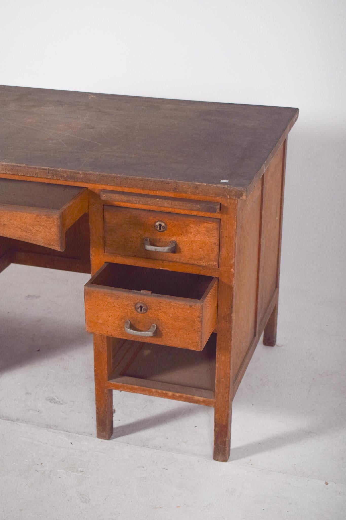 Scrivania portoghese di metà secolo in Wood in vendita 4
