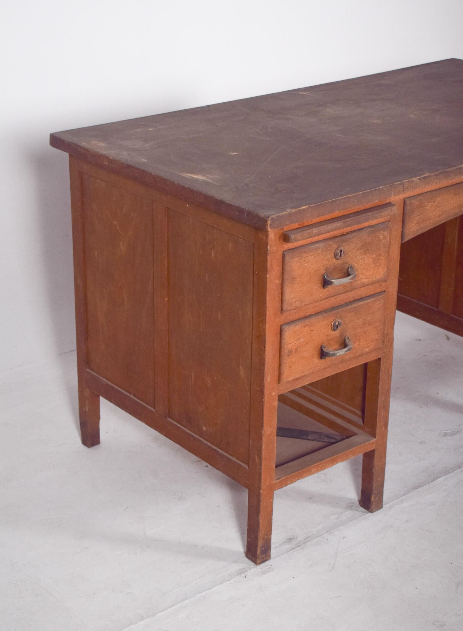 Scrivania portoghese di metà secolo in Wood In condizioni discrete in vendita a Lisboa, Lisboa